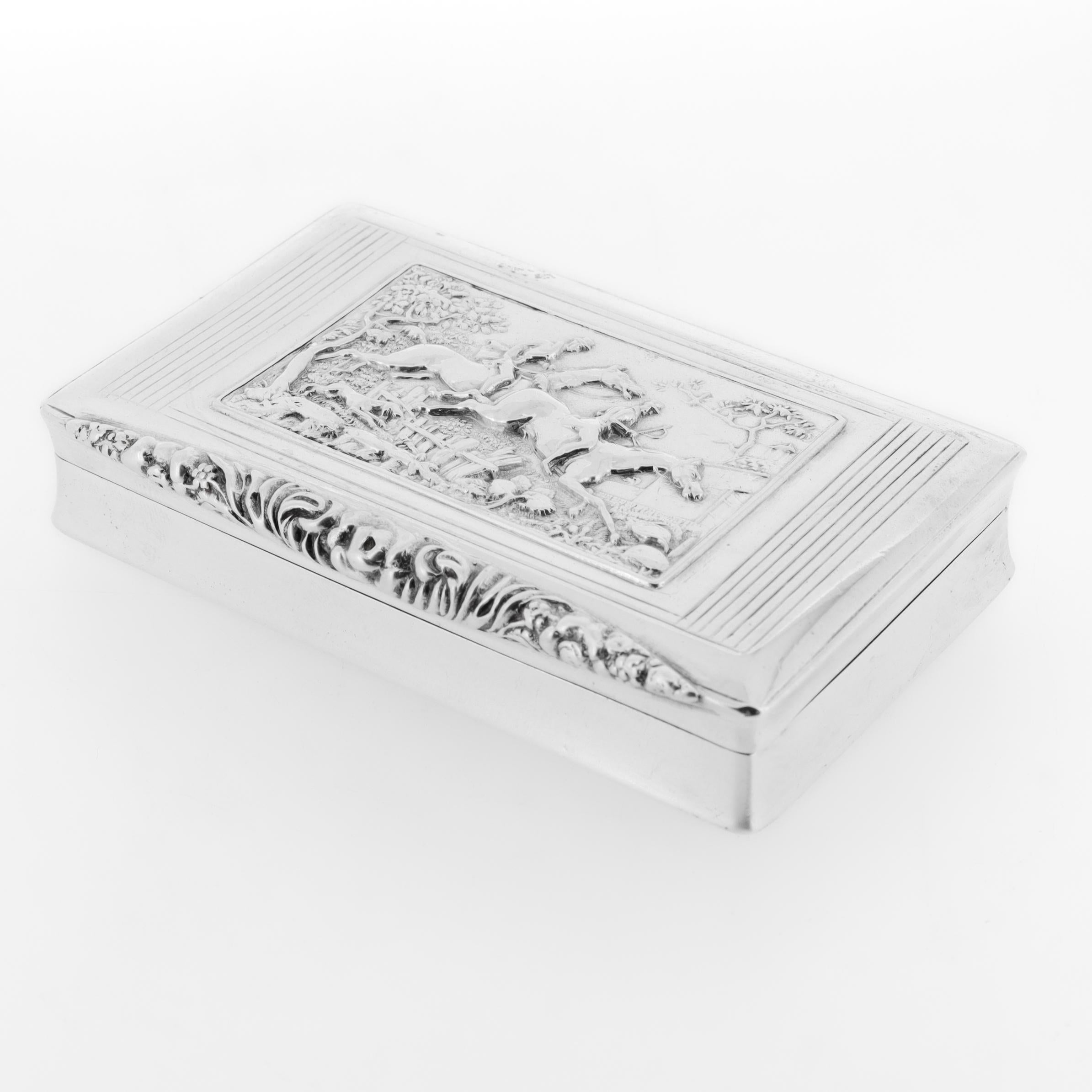 Boîte en argent autrichienne ancienne.

En argent 13 loth (.815).

Le couvercle est orné d'une scène de chasse au renard équestre en relief, la poignée est en Rocaille et le couvercle et la base sont ornés d'un décor rainuré.

Poinçonné et daté de