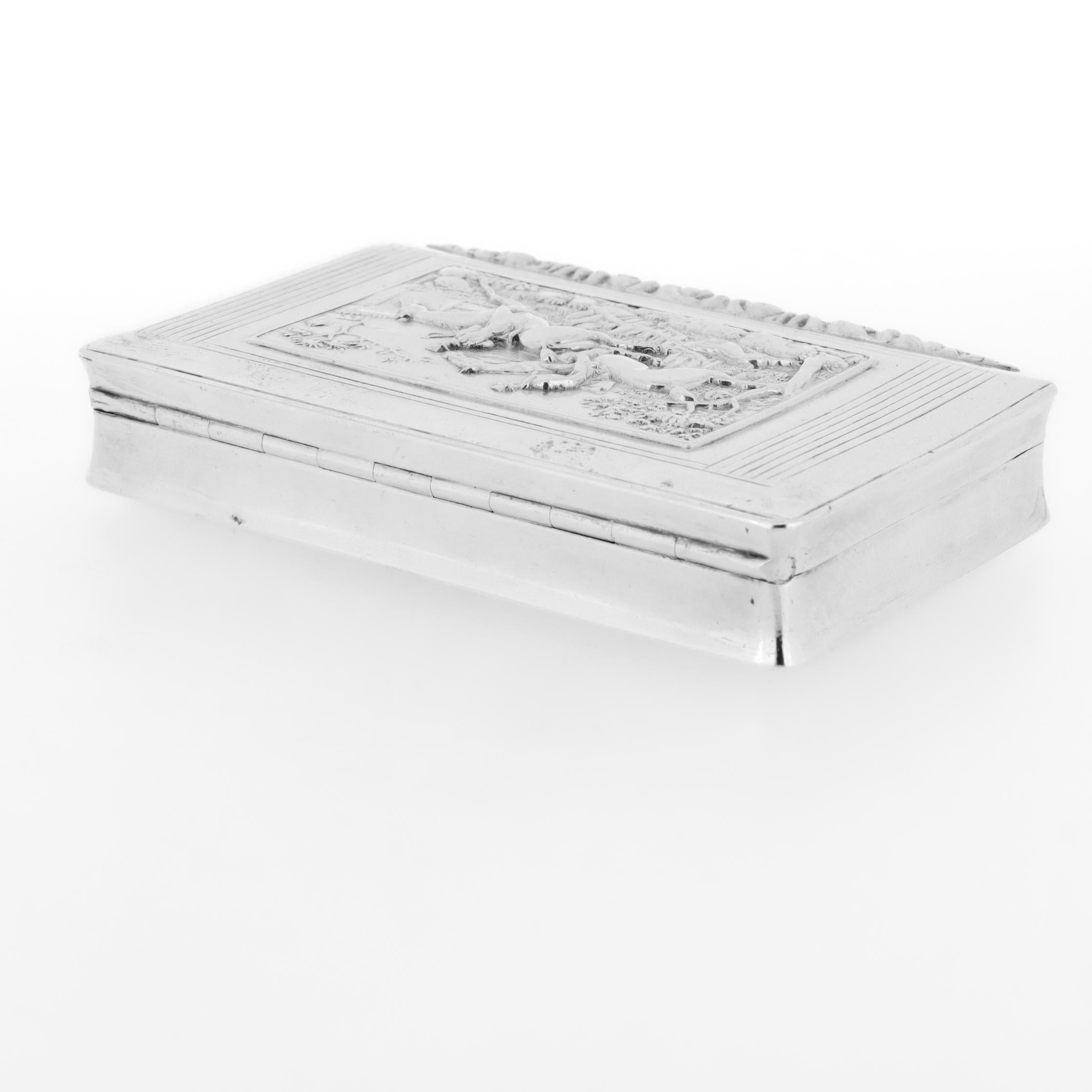Ancienne tabatière autrichienne du début du 19e siècle en argent 13 loth équestre chasse au renard en vente 3