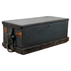 Antico cassettone del Maine degli inizi del XIX secolo con vernice blu originale