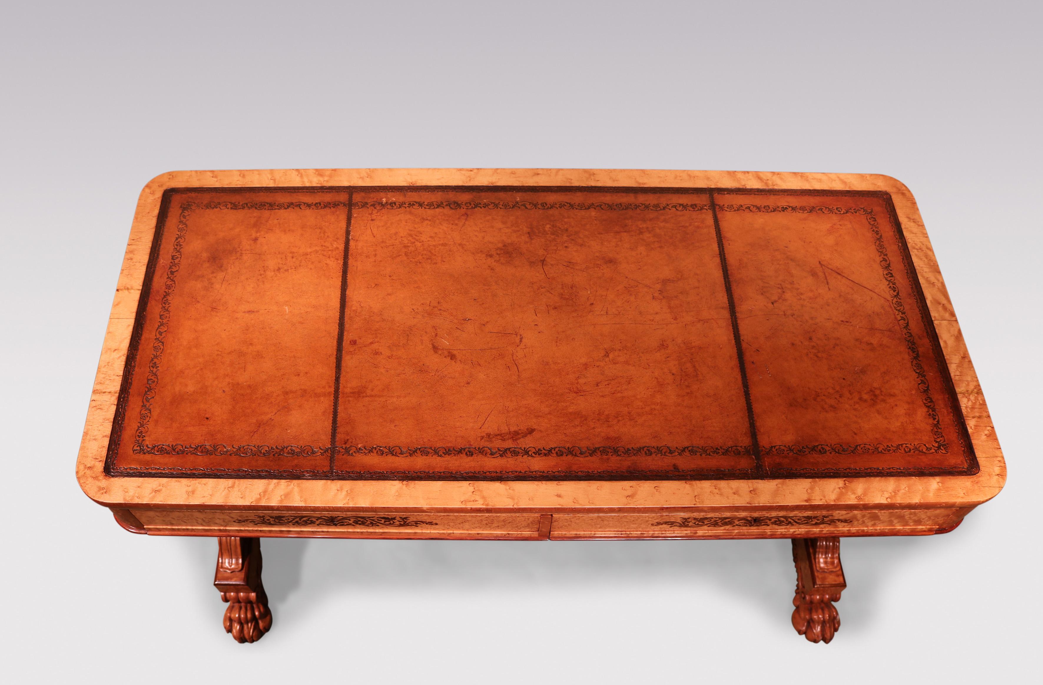 Table à écrire en érable piqué d'époque William IV, à la manière de Holland & Son, avec un plateau en cuir fauve et une frise incrustée de marqueterie de bois de rose renfermant deux tiroirs dissimulés, le tout reposant sur des supports d'extrémité