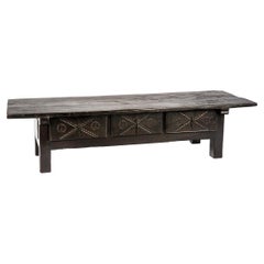 Table basse espagnole ancienne début 19ème siècle en châtaignier massif noir
