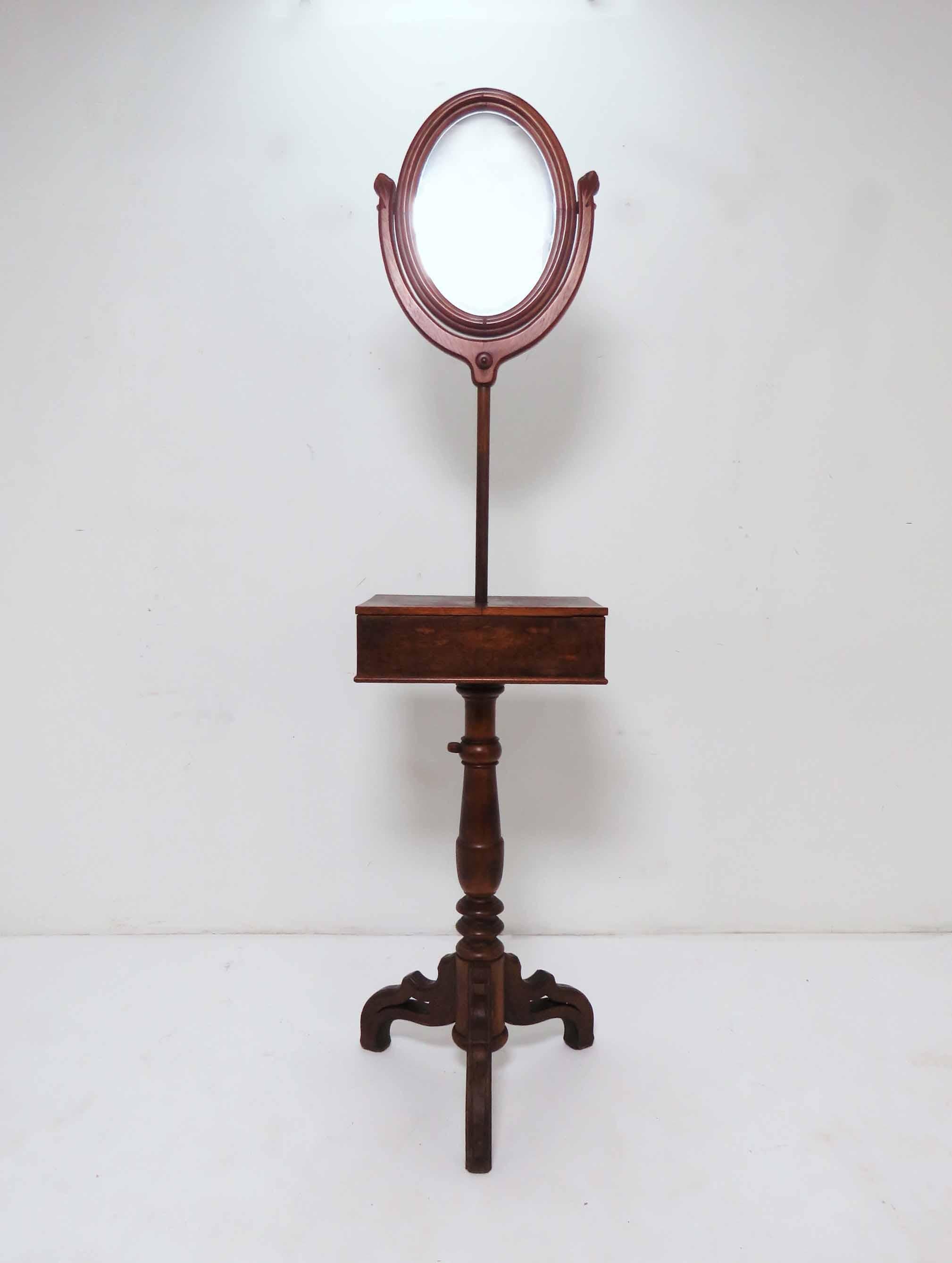 Antique Chippendale shaving Stand in mahogany, circa 1830s. Adjustable mirror with carved supports. The lids of the storage box open to provide usable table surfaces. Would also work well as a woman's vanity stand.

Width of storage box is 16.25