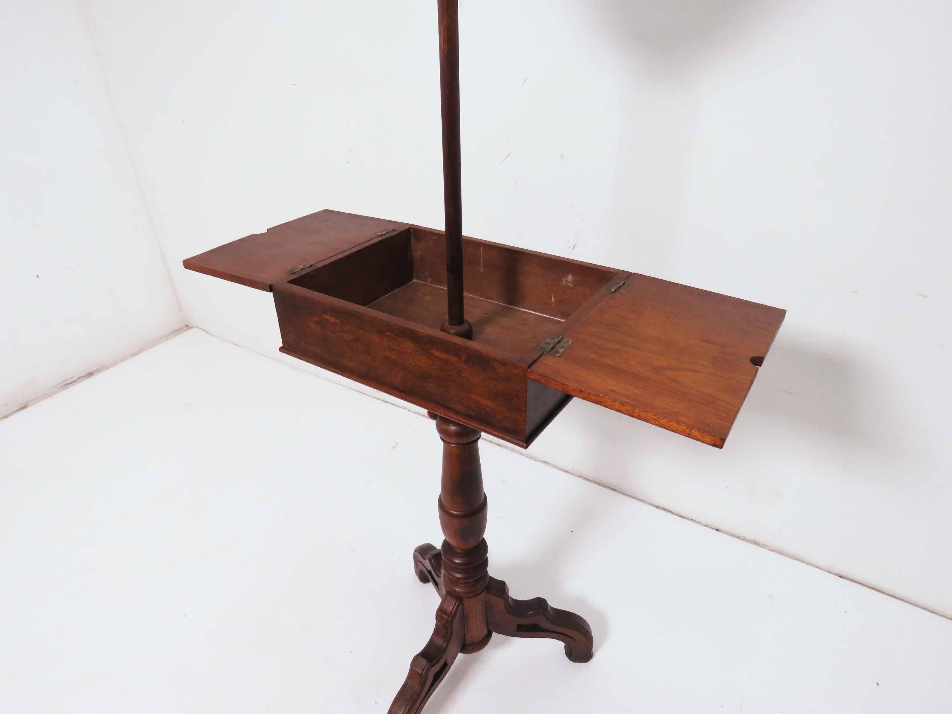 Antique Early 19th Century Chippendale Mahogany Shaving Stand In Good Condition In Peabody, MA