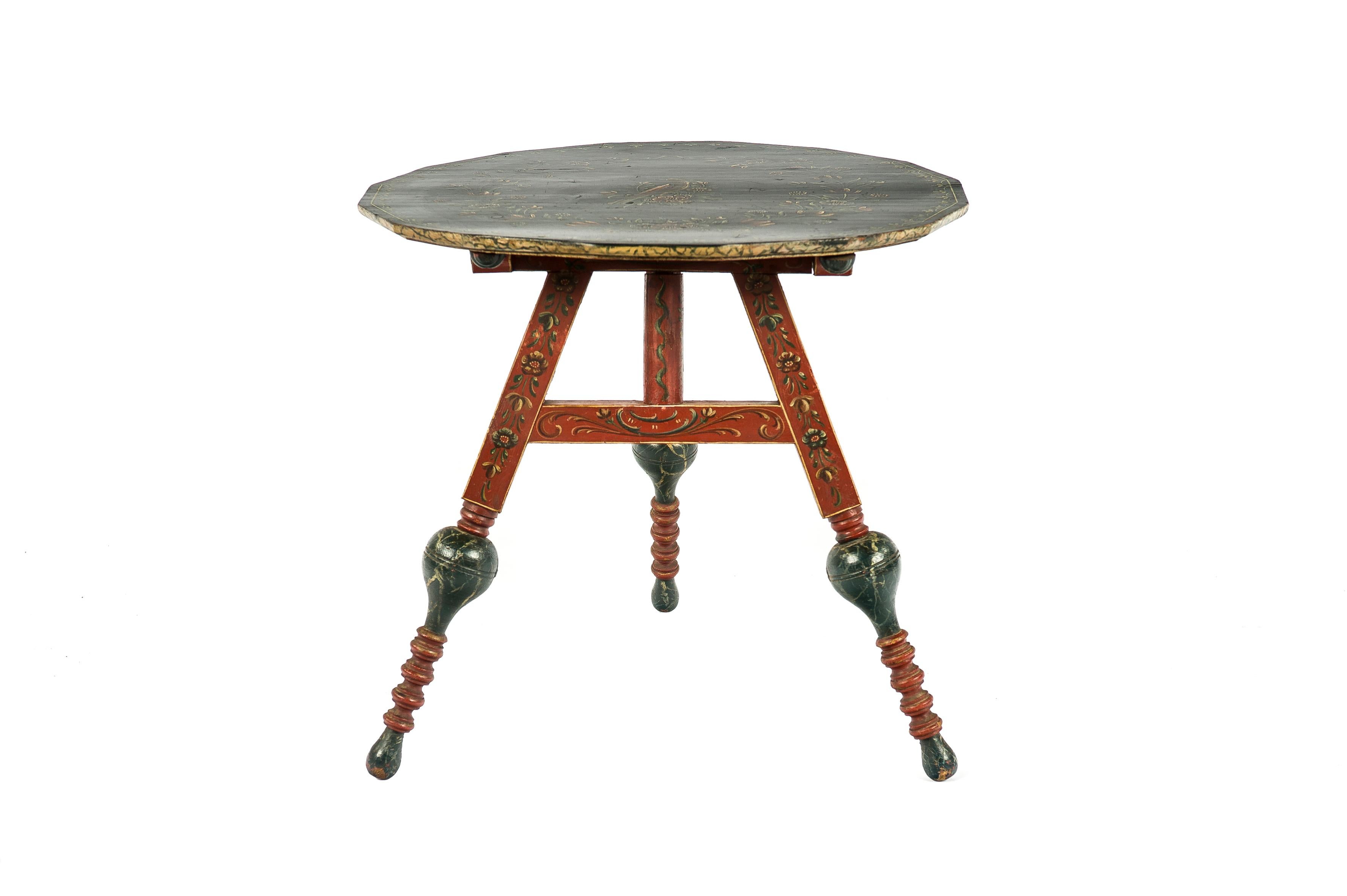 Une belle table antique à plateau basculant qui a été fabriquée dans le nord des Pays-Bas, plus précisément à Hindeloopen à la fin des années 1800. La table est fabriquée en pin massif et est entièrement décorée. Aux Pays-Bas, les tables sont
