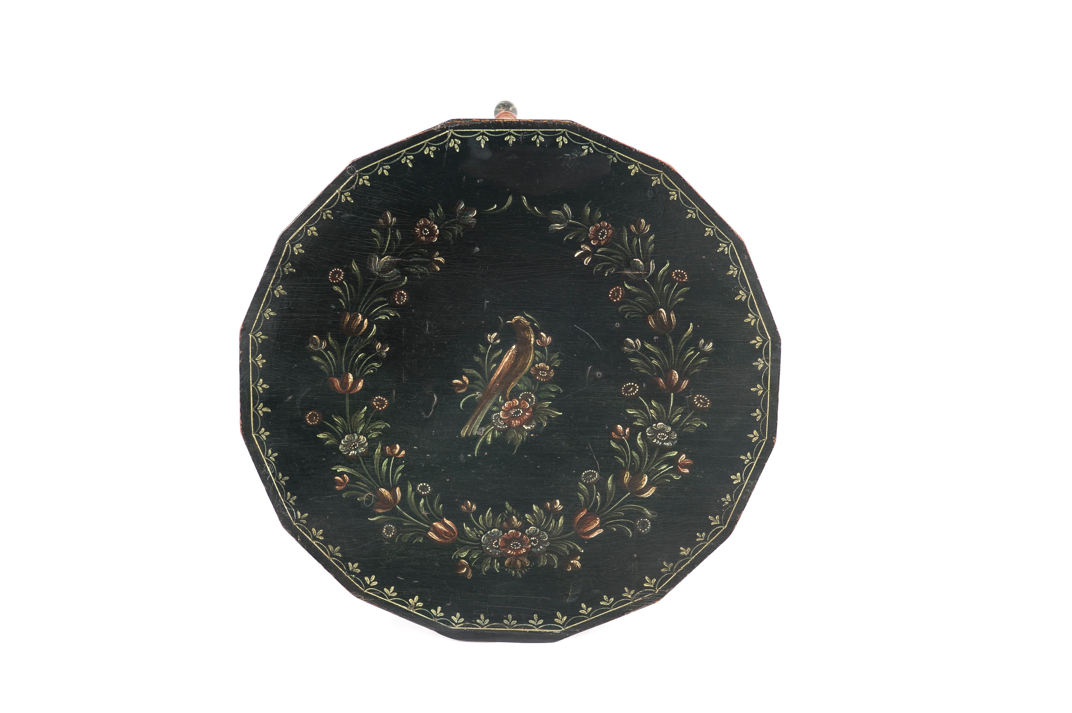 Antiker niederländischer Hindeloopen-Tisch mit Kachelplatte aus dem frühen 19. Jahrhundert (Volkskunst) im Angebot