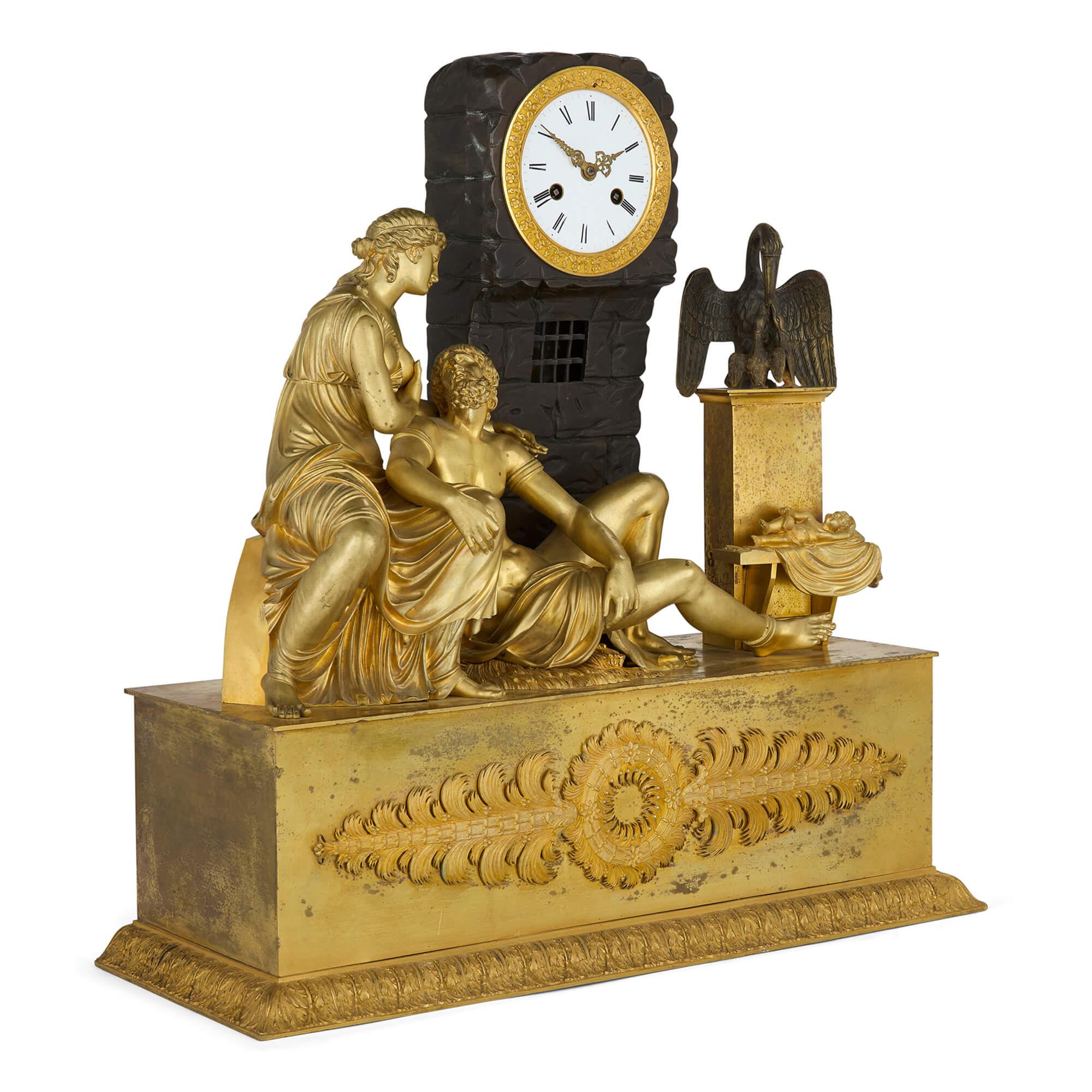 Ancienne horloge de cheminée Empire du début du 19e siècle en bronze patiné doré et bruni 
Français, début du 19e siècle  
Hauteur 54cm, largeur 52cm, profondeur 20cm 

Datant du début des années 1800 et conçue dans le style Empire, cette