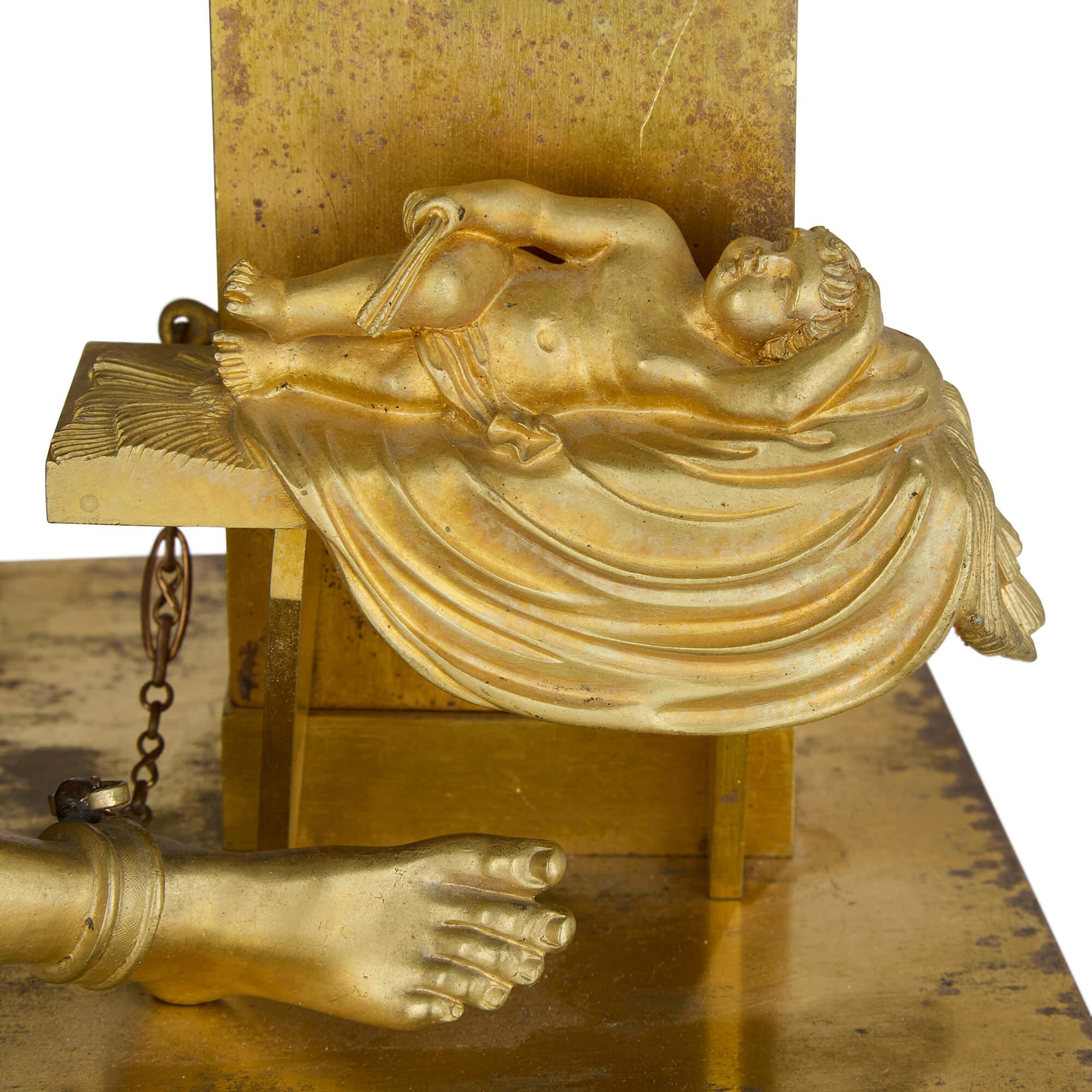 Moulage Ancienne horloge de cheminée Empire du début du 19e siècle en bronze patiné doré et bruni en vente