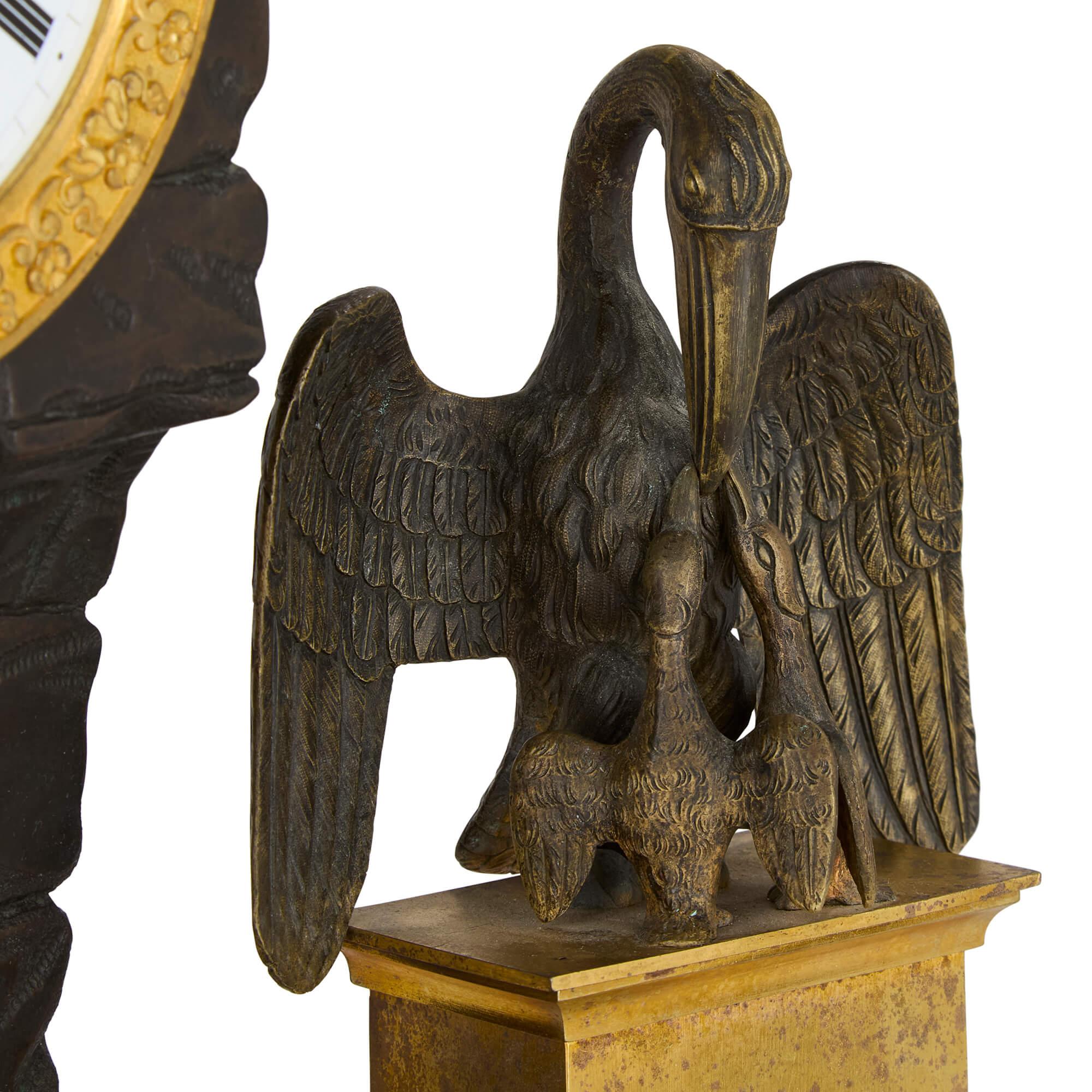 Ancienne horloge de cheminée Empire du début du 19e siècle en bronze patiné doré et bruni Bon état - En vente à London, GB