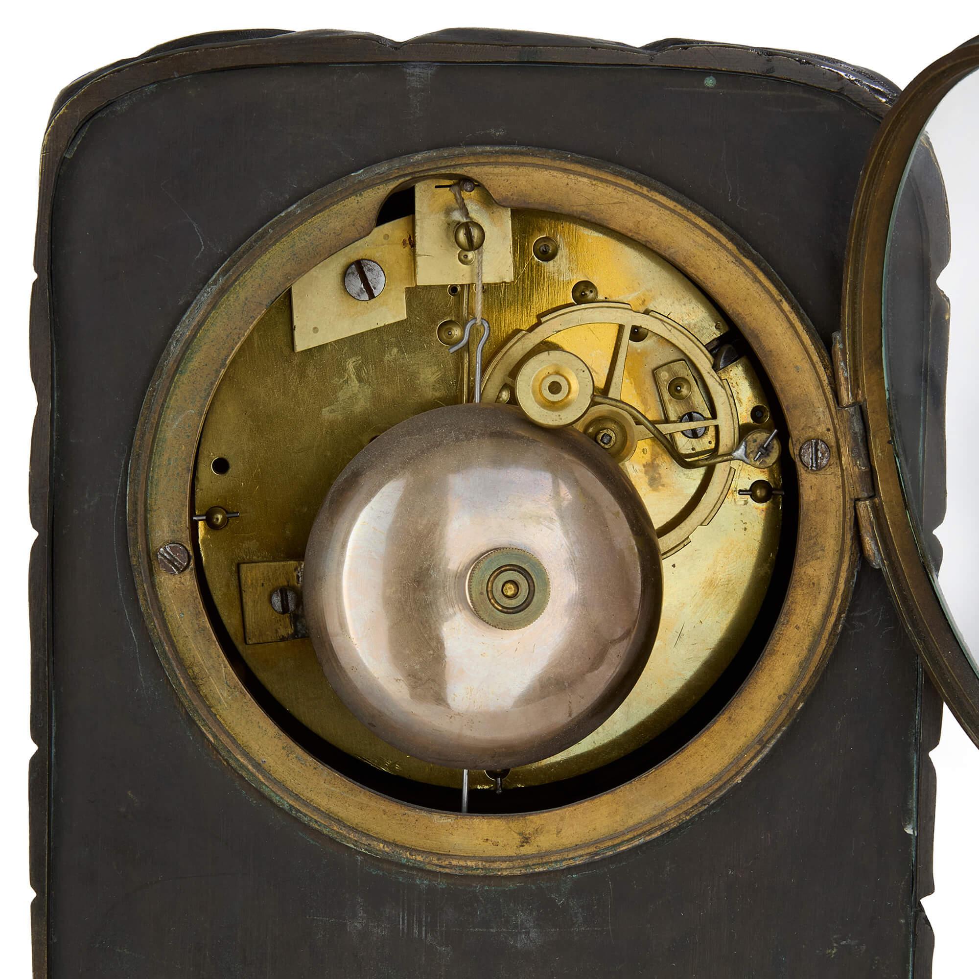 XIXe siècle Ancienne horloge de cheminée Empire du début du 19e siècle en bronze patiné doré et bruni en vente