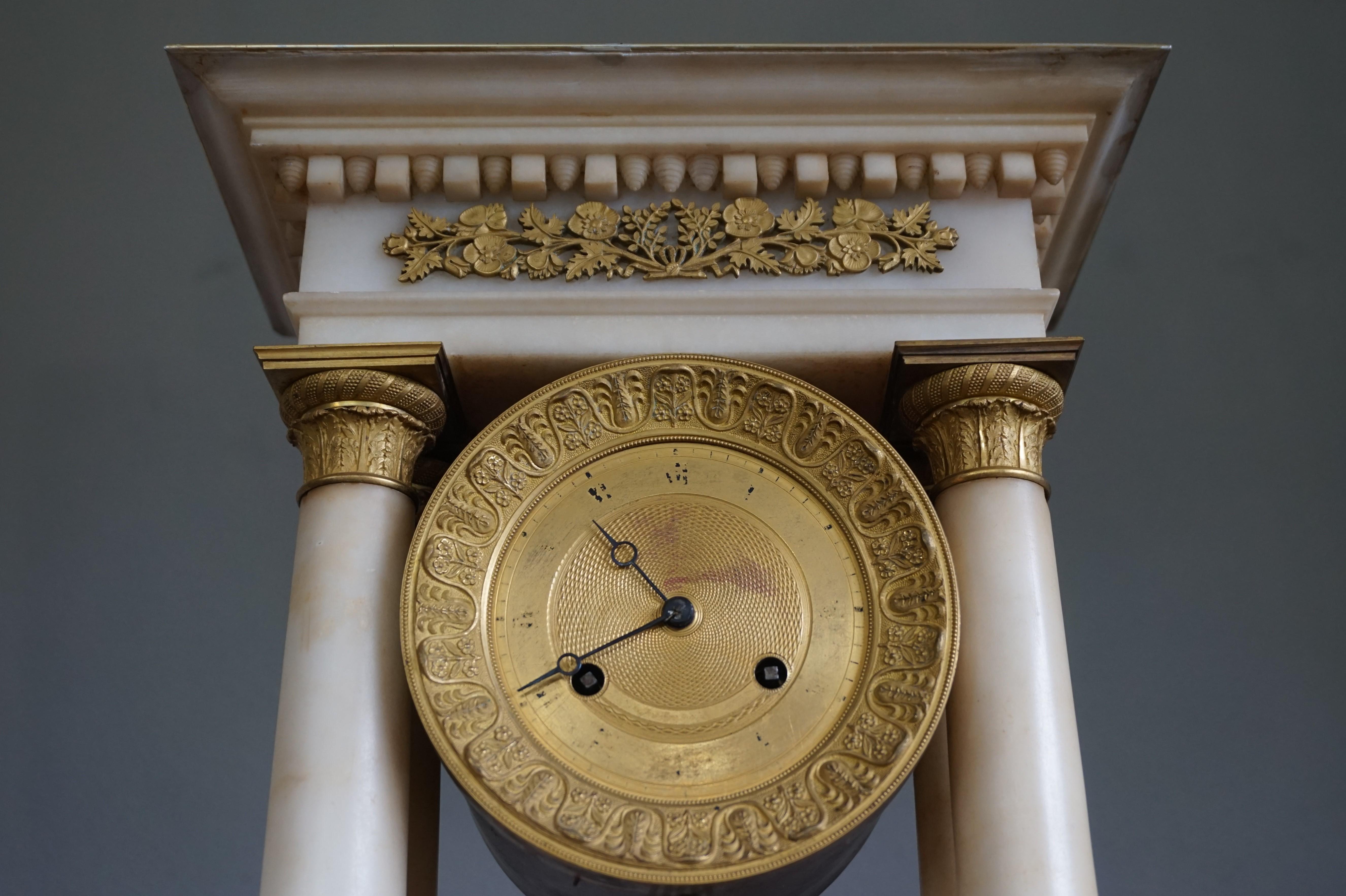 Antique Early 19th Century Empire Style Alabaster and Gilt Bronze Mantel Clock In Good Condition In Lisse, NL