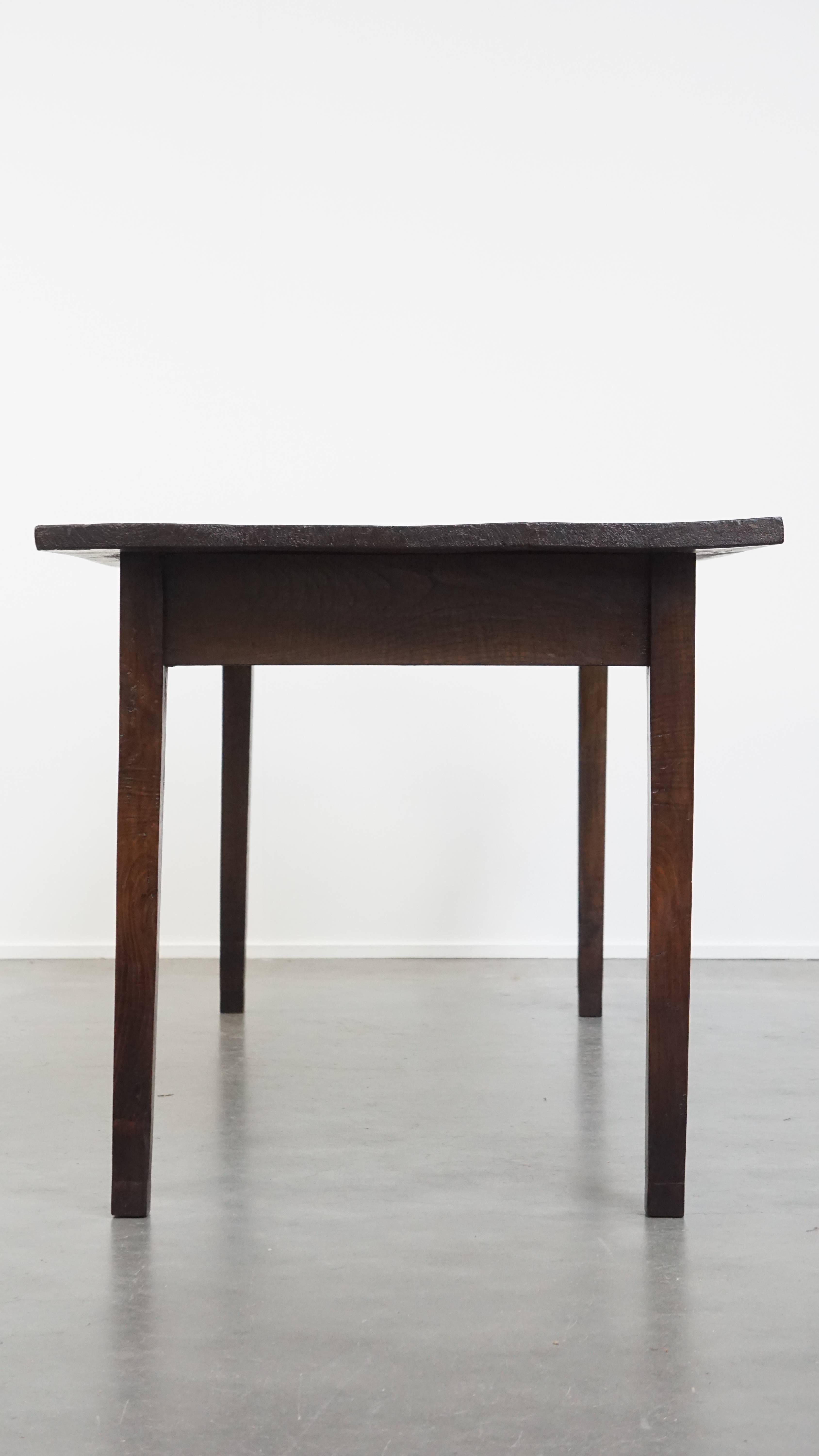 Antiker englischer 6-Personen-Esstisch mit Nussbaumplatte aus dem frühen 19. (Holz) im Angebot