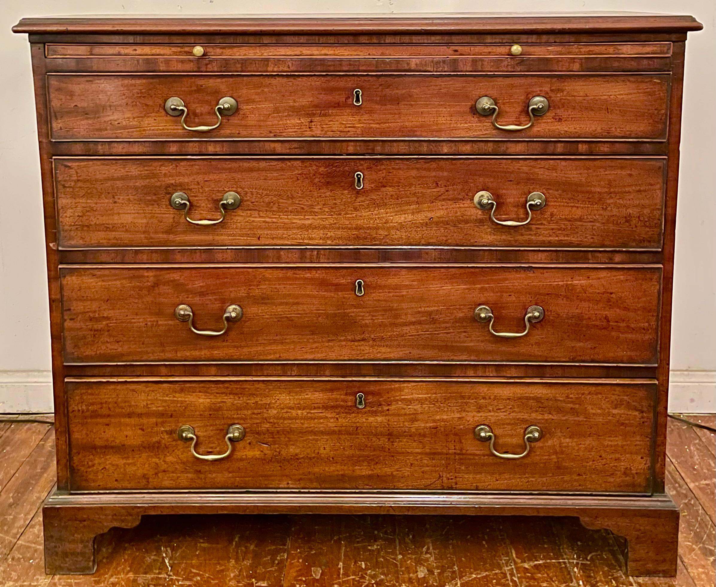 Antica cassettiera in mogano georgiano dell'inizio del XIX secolo, con slitta.