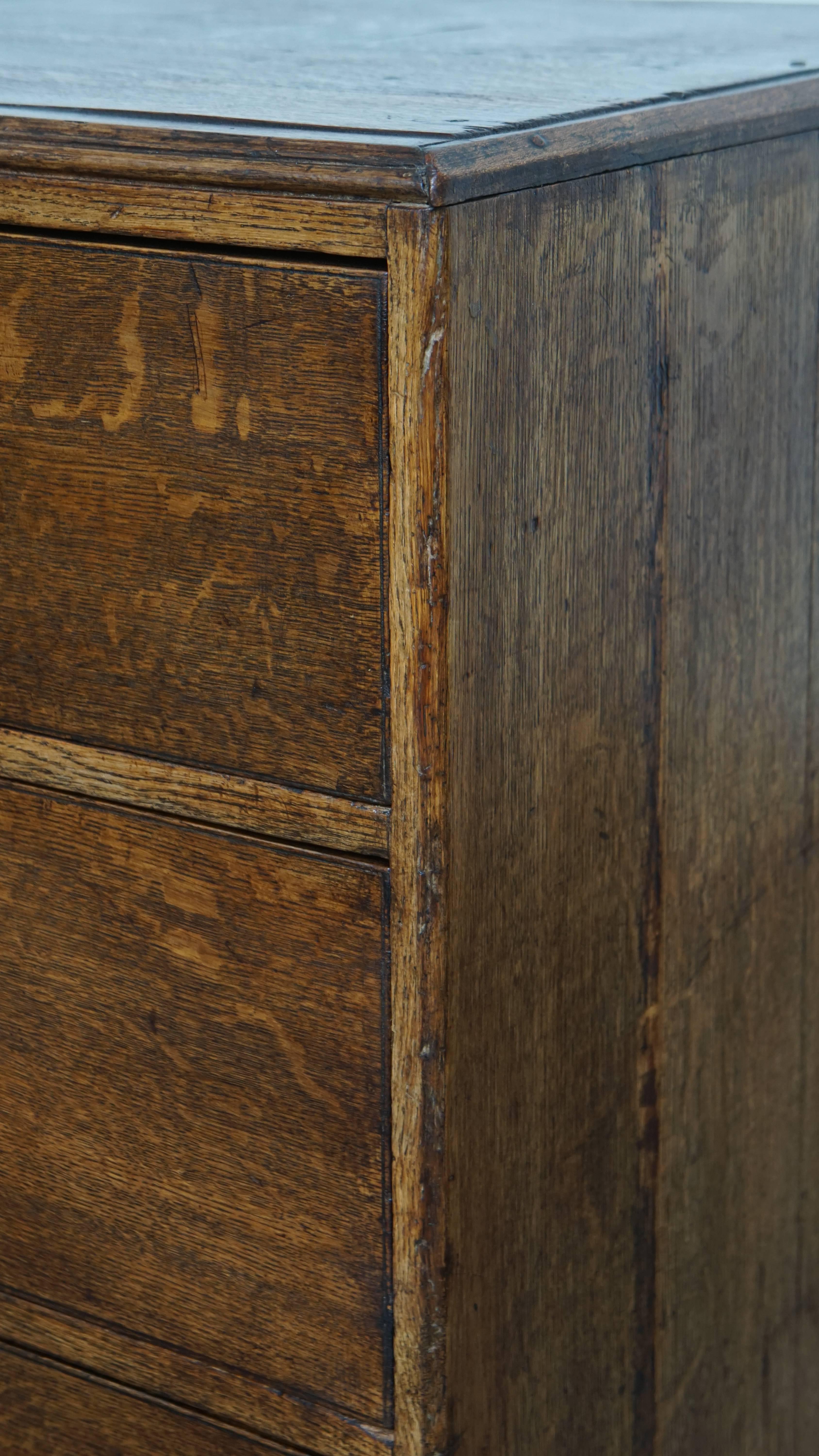 Antique Early 19th-Century English Oak Chest of Drawers/Commode For Sale 5