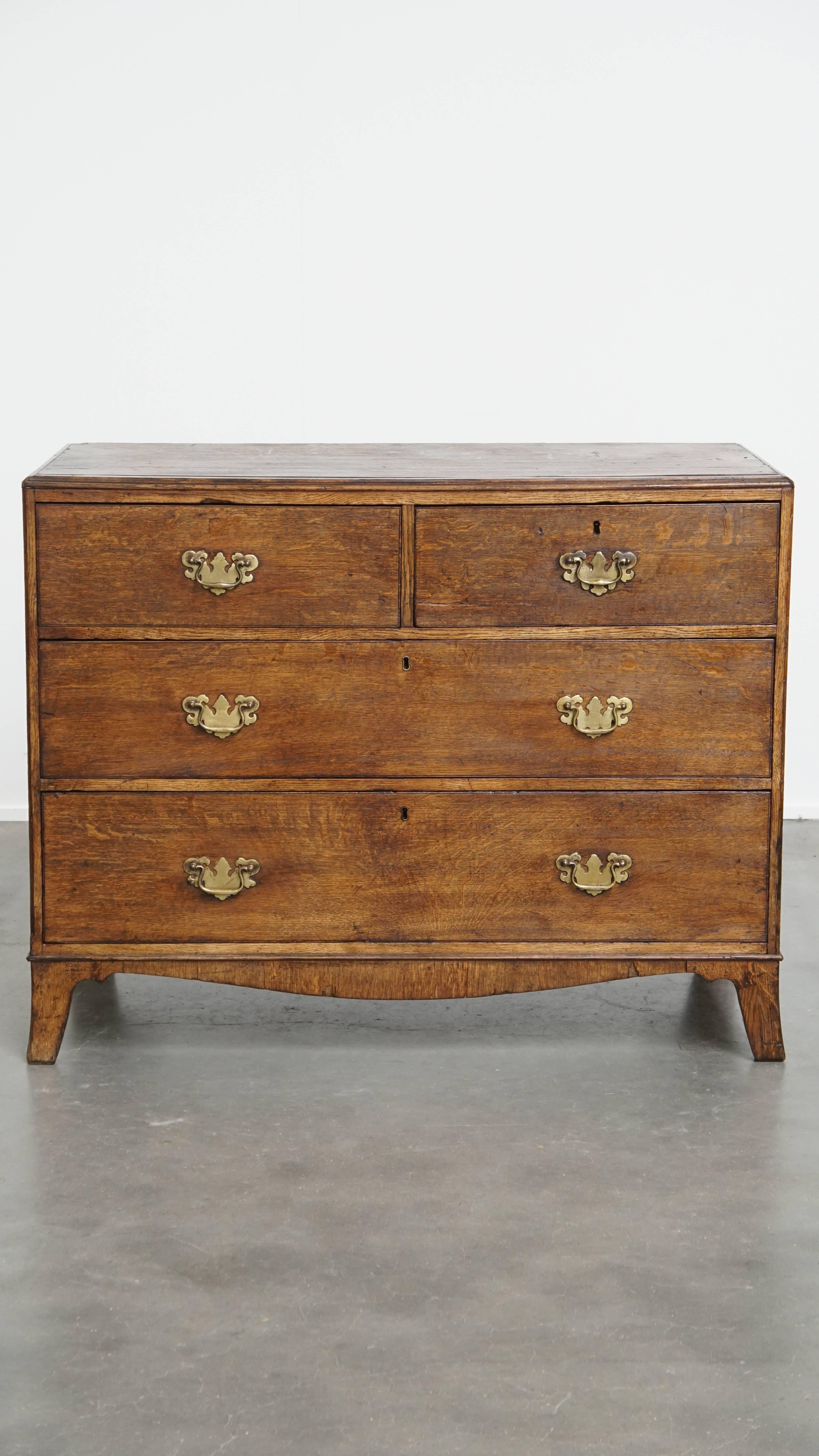 This beautiful and classic antique English chest of drawers/commode made of oak from the early 19th century. This fantastic antique English oak chest from the early 19th century is a stunning addition to almost any interior.

The chest is versatile