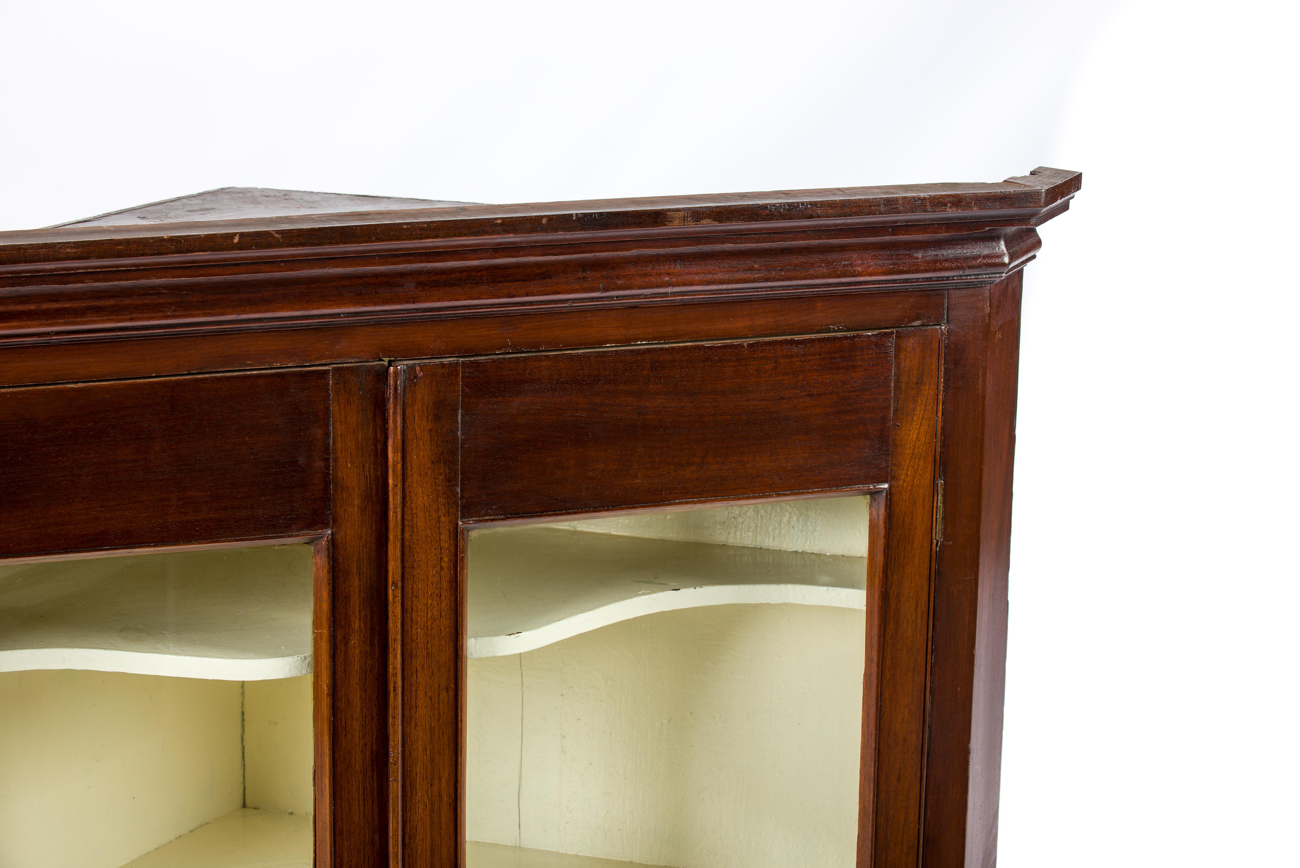 Ancienne armoire d'angle vitrée en acajou de style Régence anglaise du début du 19e siècle en vente 4