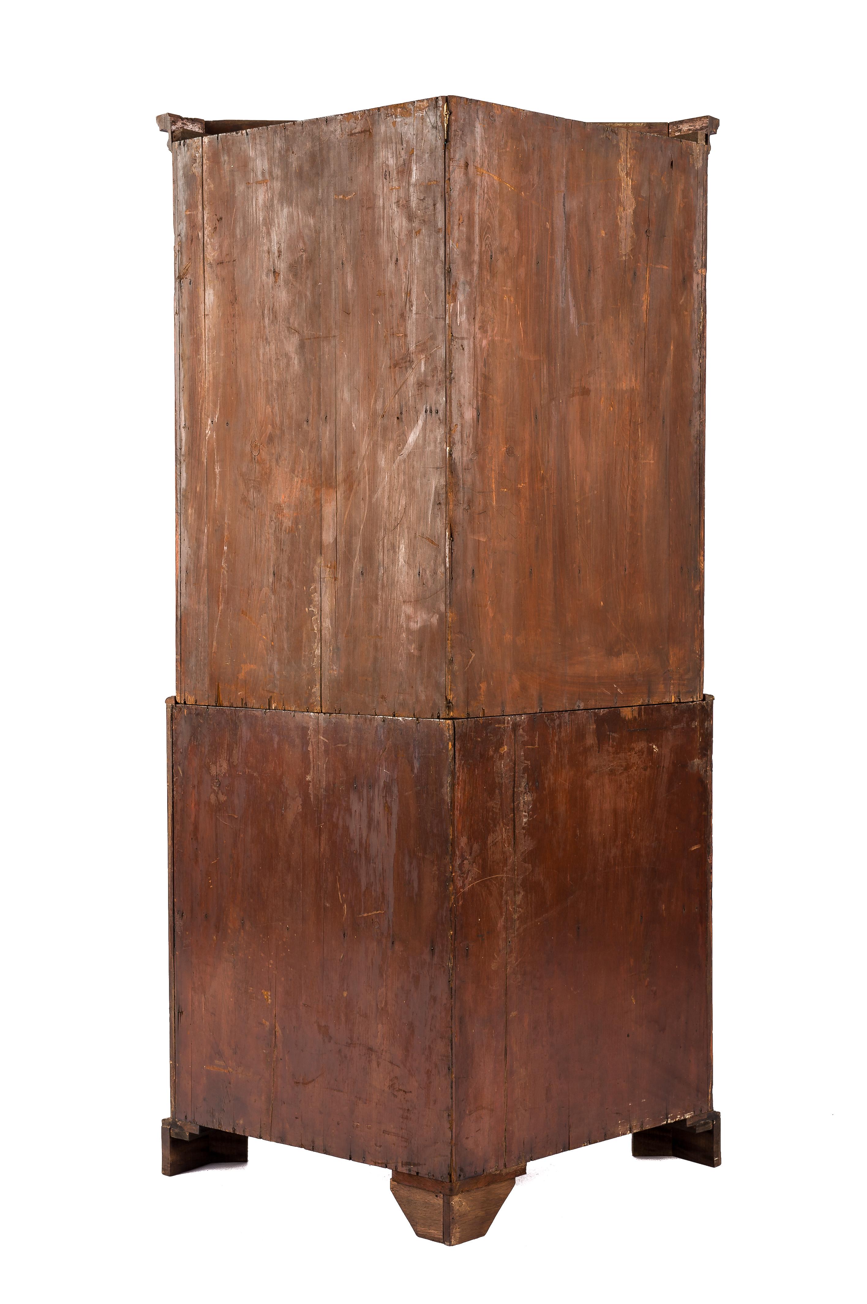 Antikes englisches Regency-Mahagoni-Eckschrank aus dem frühen 19. Jahrhundert im Zustand „Gut“ im Angebot in Casteren, NL