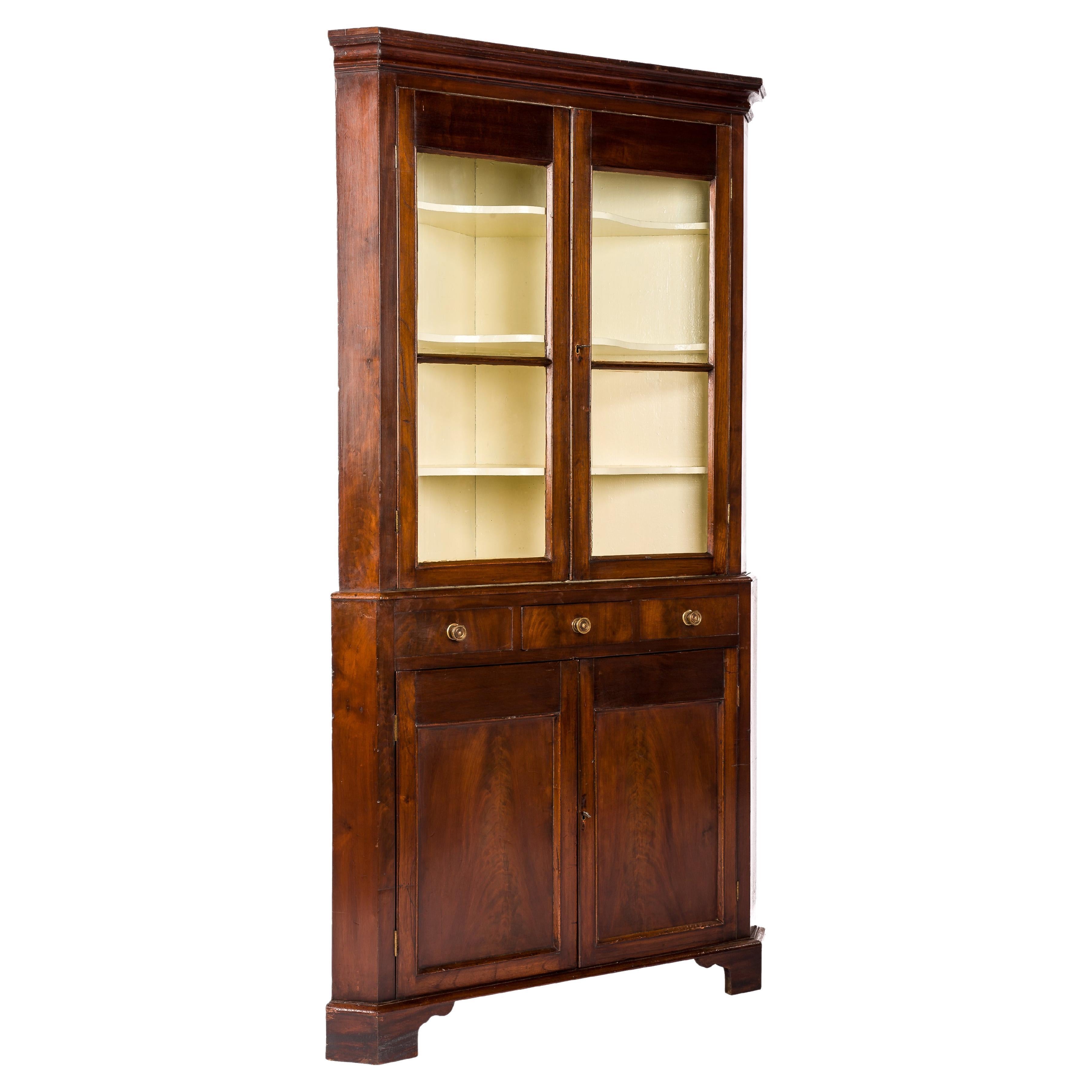 Ancienne armoire d'angle vitrée en acajou de style Régence anglaise du début du 19e siècle