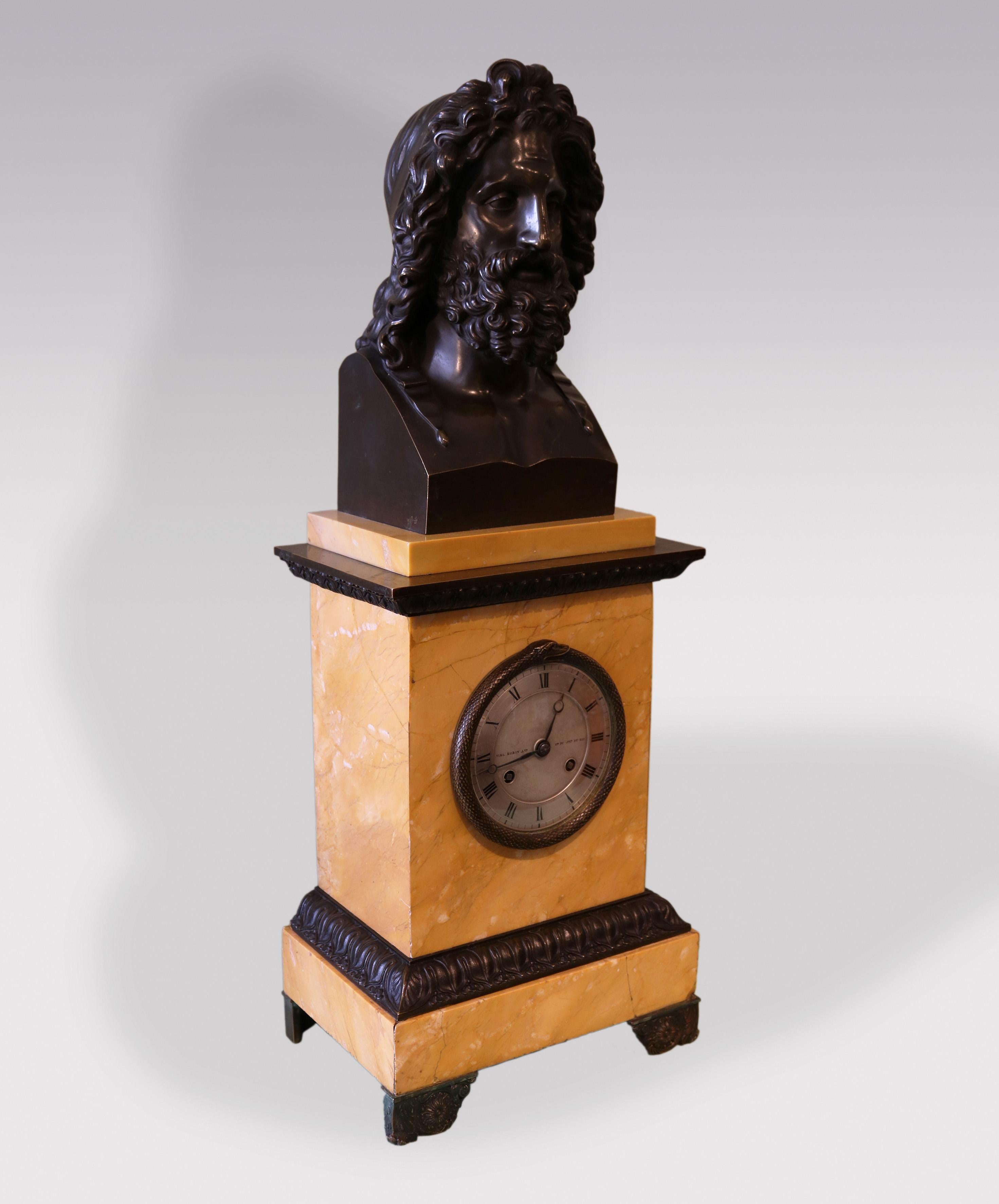 Une grande et impressionnante horloge du début du 19e siècle en bronze français et marbre de Sienne, surmontée d'un buste de Jupiter bien coulé.  L'horloge, avec un mouvement à sonnerie de 8 jours et un cadran en argent avec une lunette en forme de