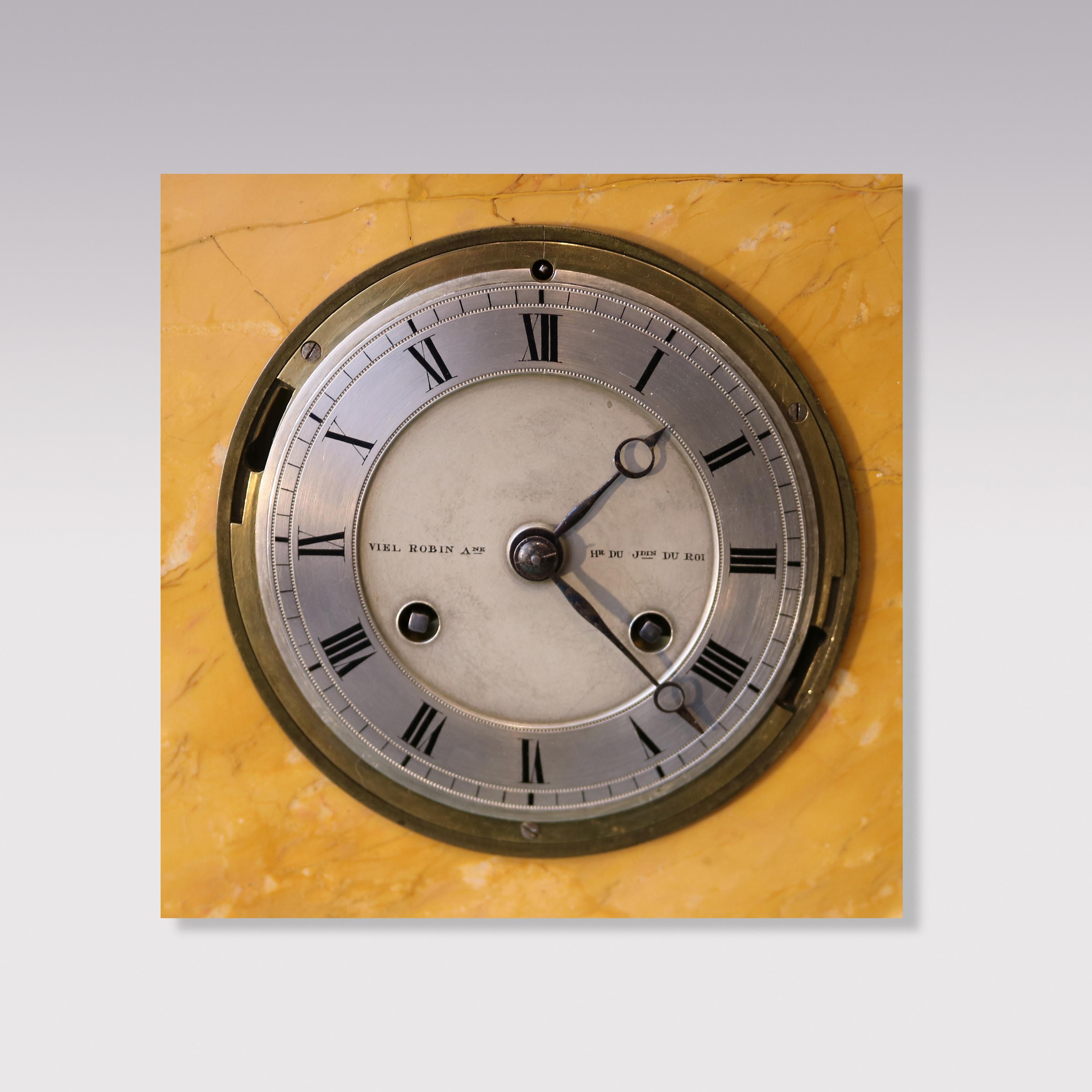 Antique early 19th century French bronze and Sienna marble mantle clock In Good Condition For Sale In London, GB