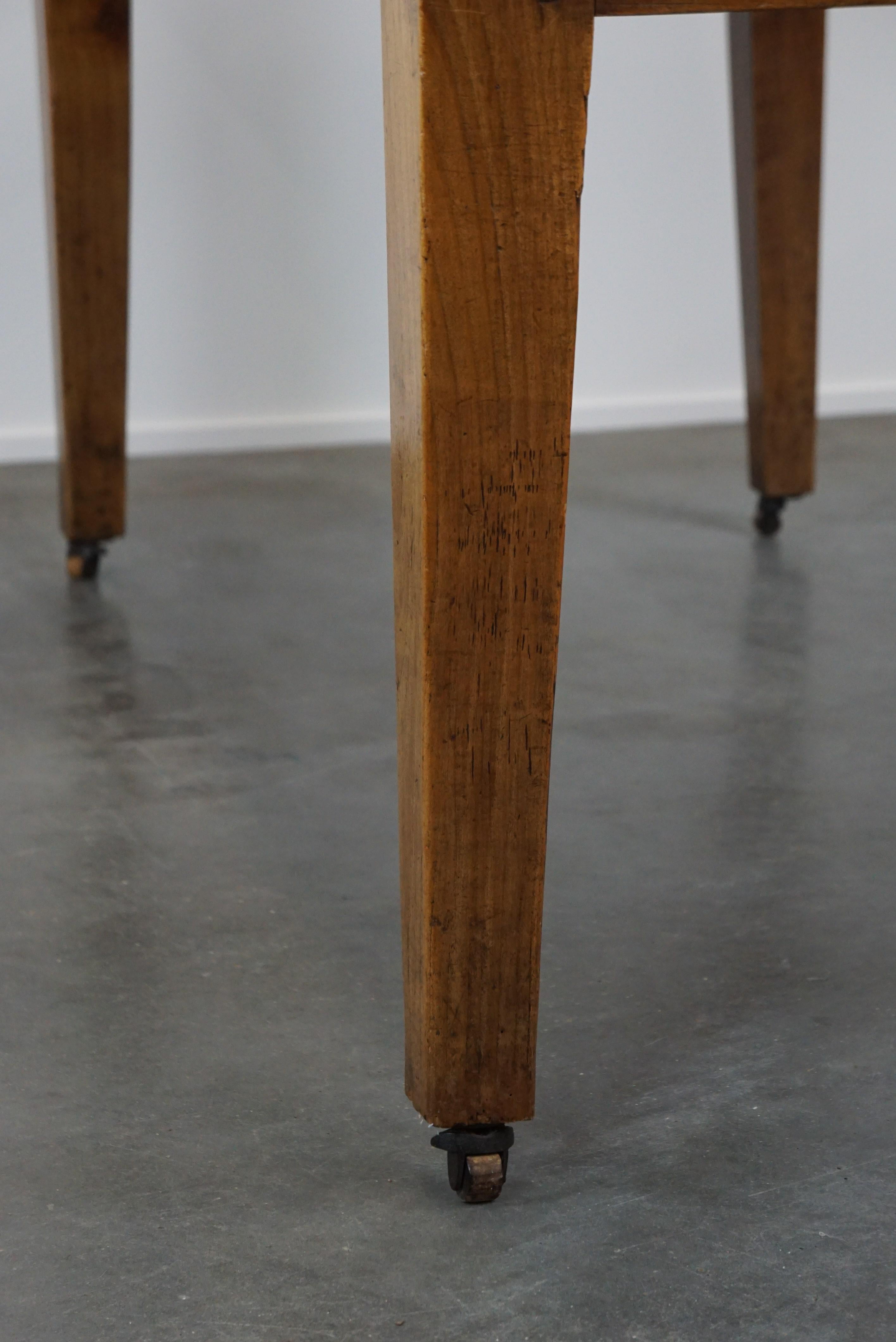 Antique early 19th-century French dining table on casters, made of fruitwood and For Sale 8
