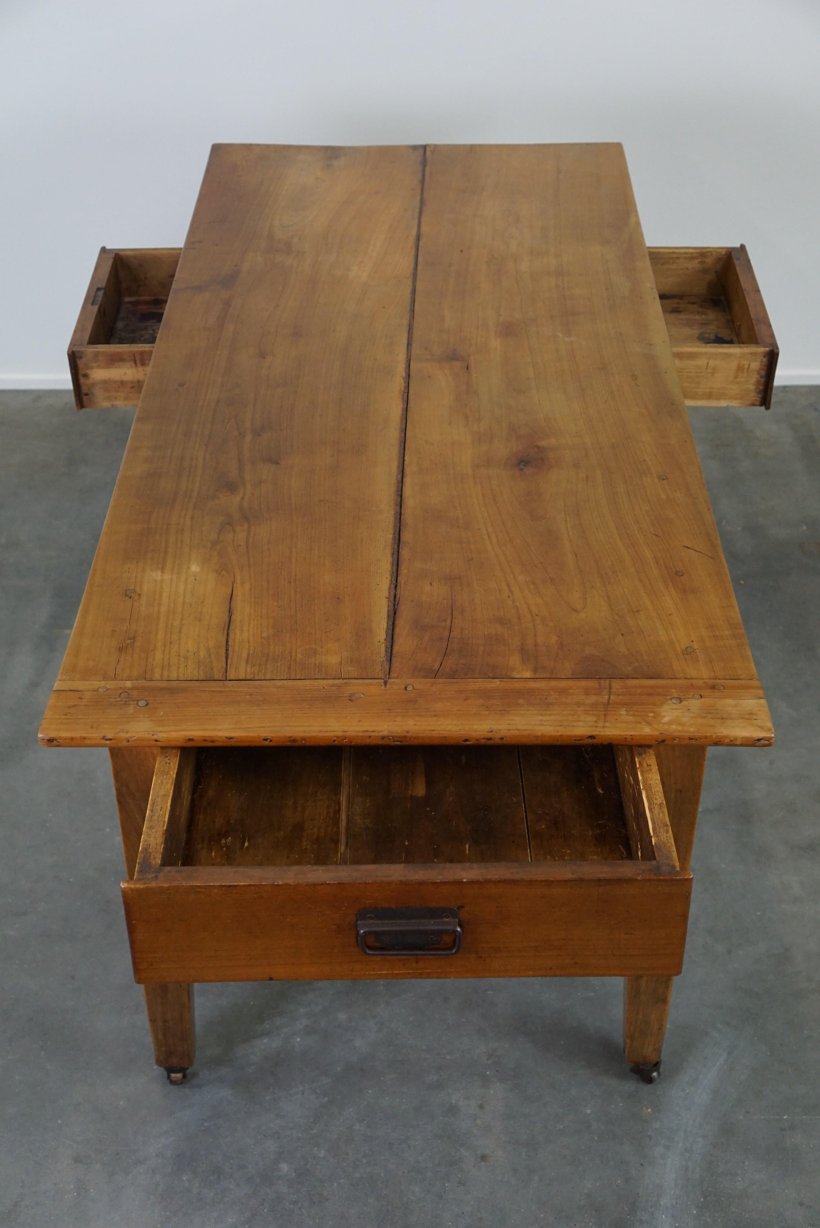Antique early 19th-century French dining table on casters, made of fruitwood and For Sale 1