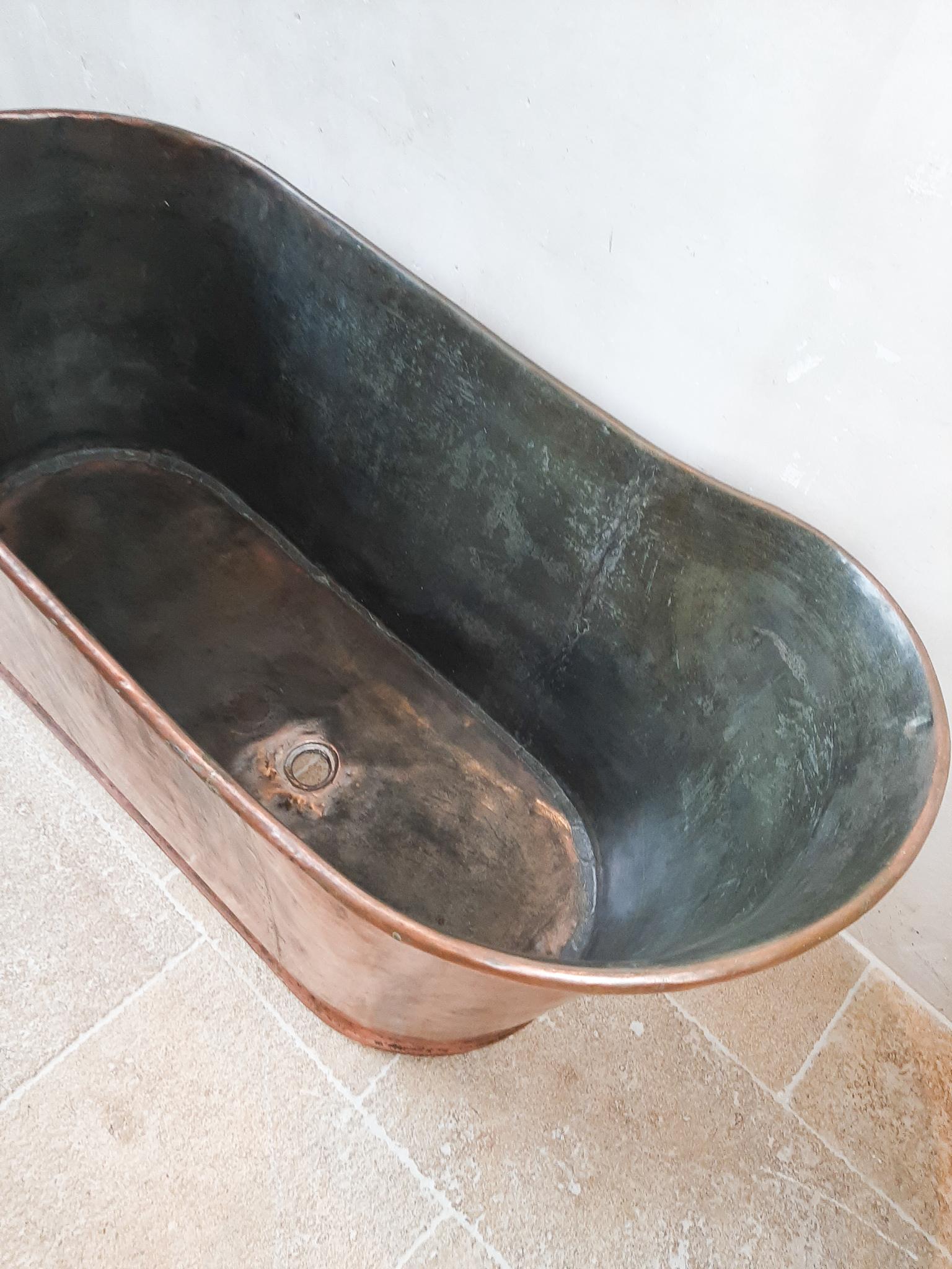 Antique Early 19th Century French Empire Copper Bathtub In Good Condition In Baambrugge, NL