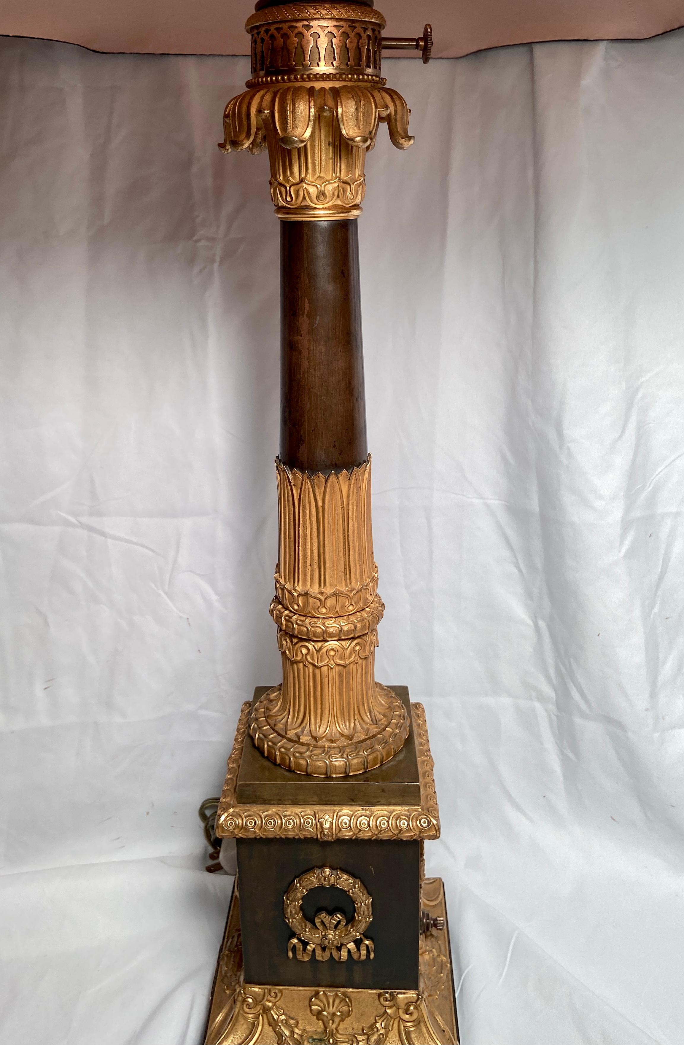 Antike französische Empire-Öllampe aus vergoldeter Bronze und patinierter Bronze des frühen 19.