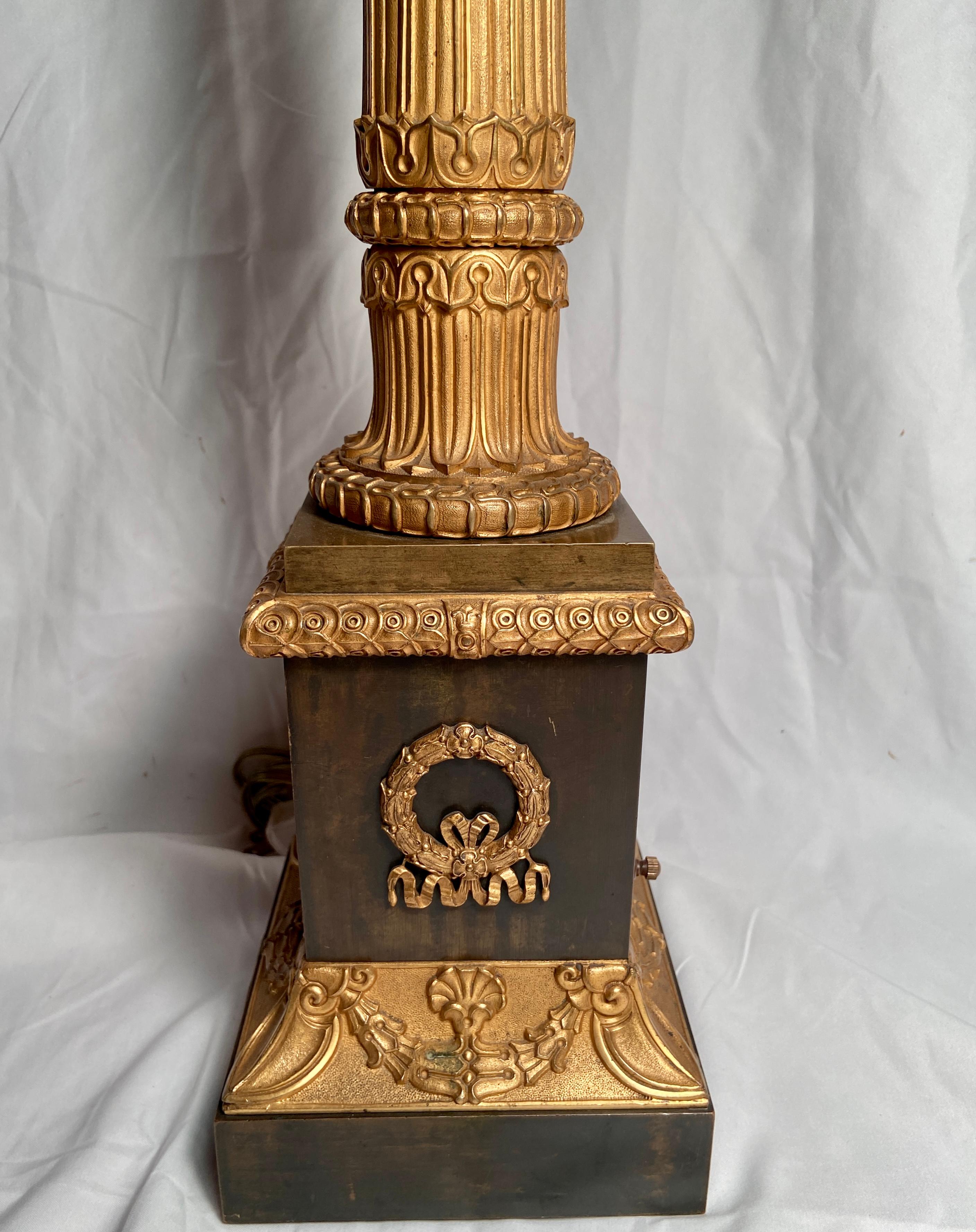 Antike französische Öllampe aus vergoldeter Bronze und patinierter Bronze, Empire, frühes 19. Jahrhundert (Vergoldet) im Angebot