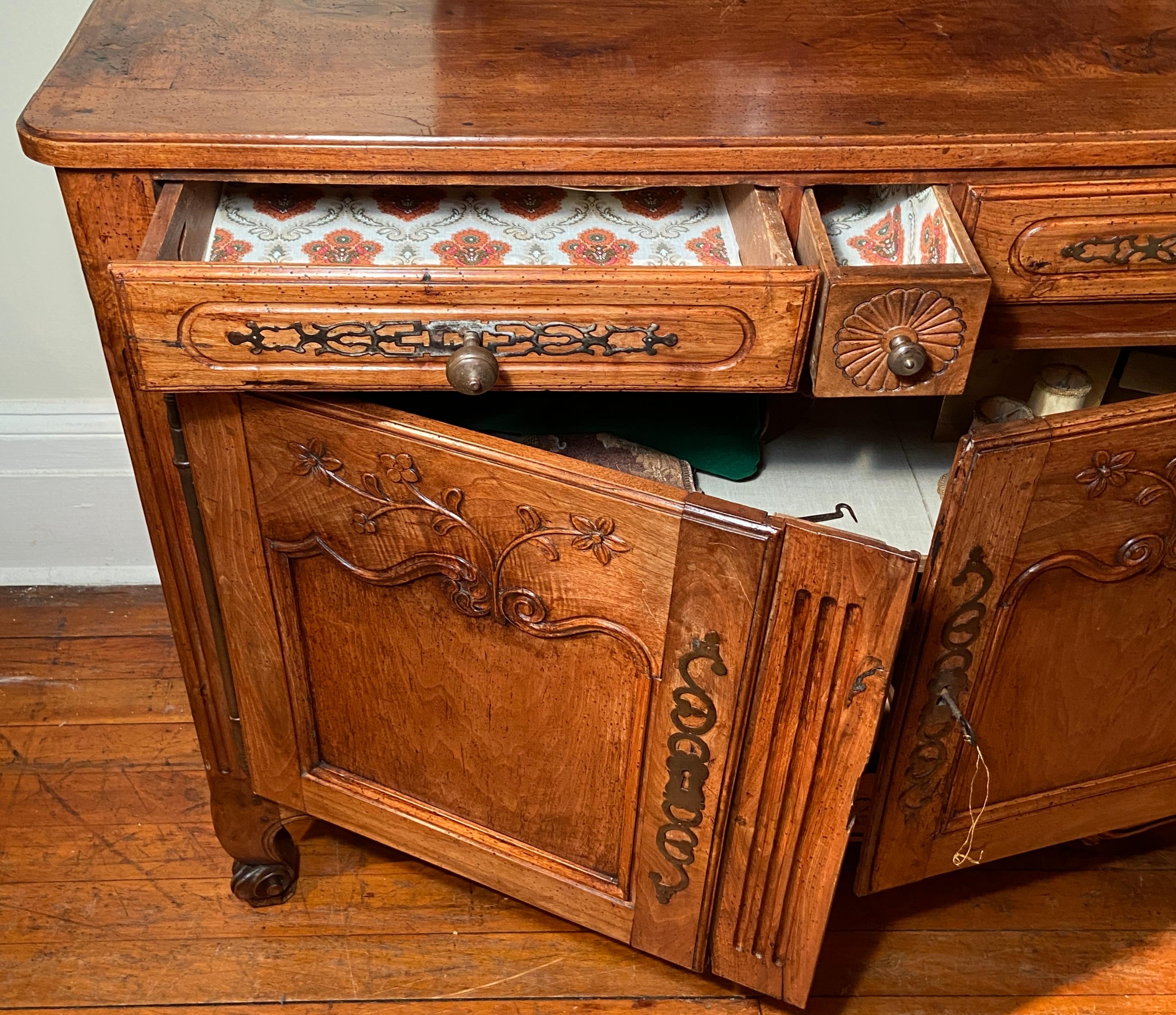 Antique Early 19th Century French Fruitwood Commode In Good Condition For Sale In New Orleans, LA
