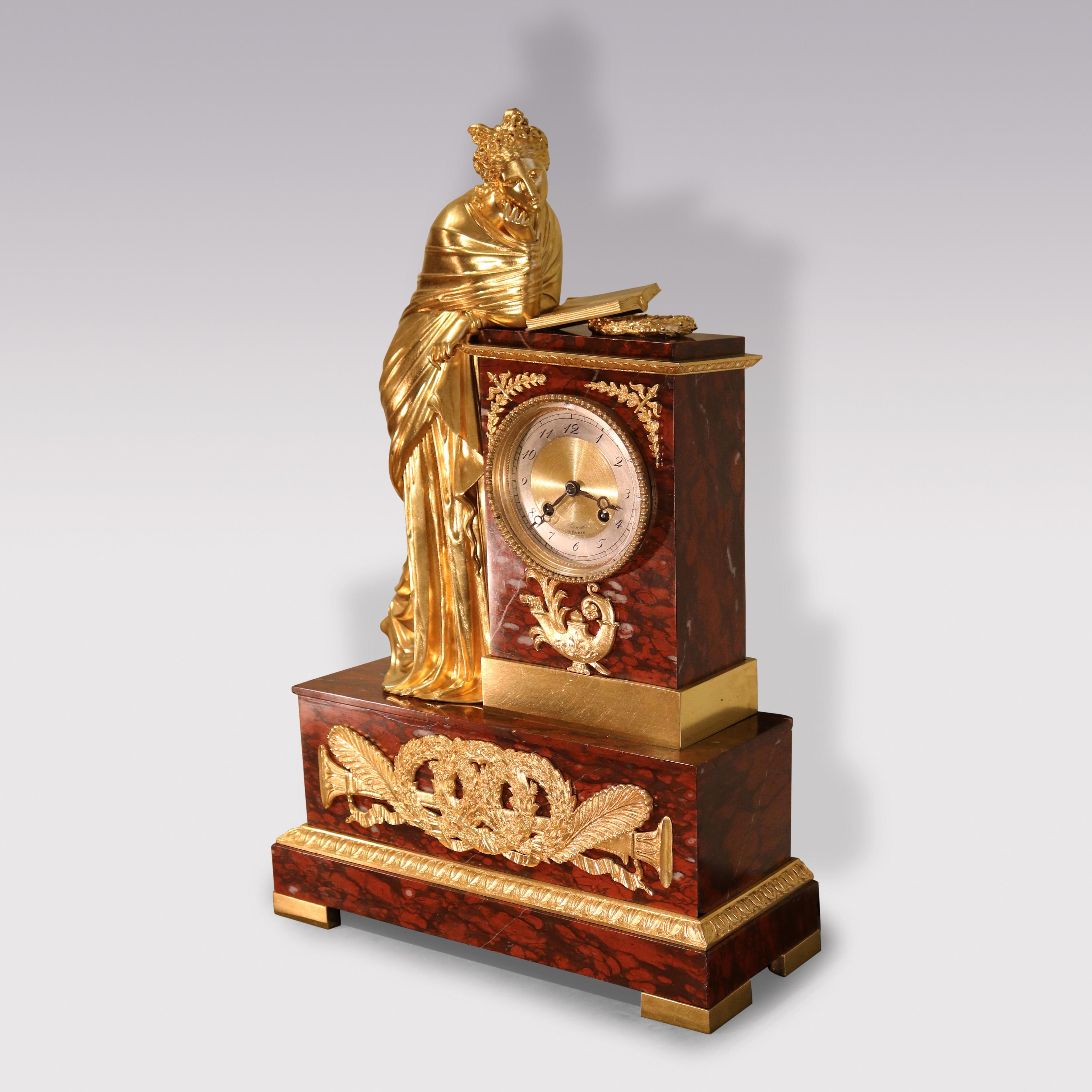 Stile impero Antique French dell'inizio del XIX secolo, orologio con guarnizione in marmo rosso e ormolu in vendita