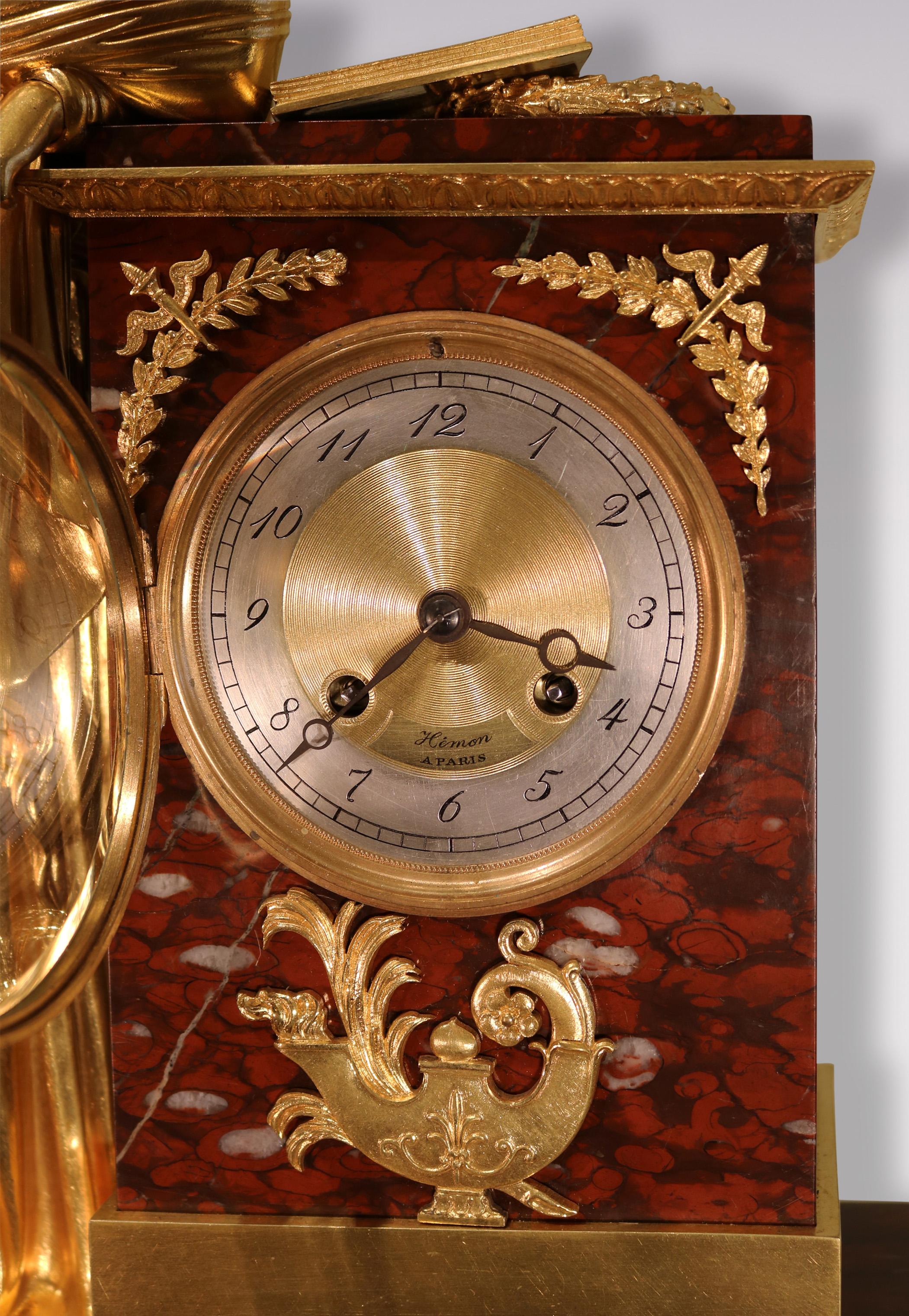Francese Antique French dell'inizio del XIX secolo, orologio con guarnizione in marmo rosso e ormolu in vendita