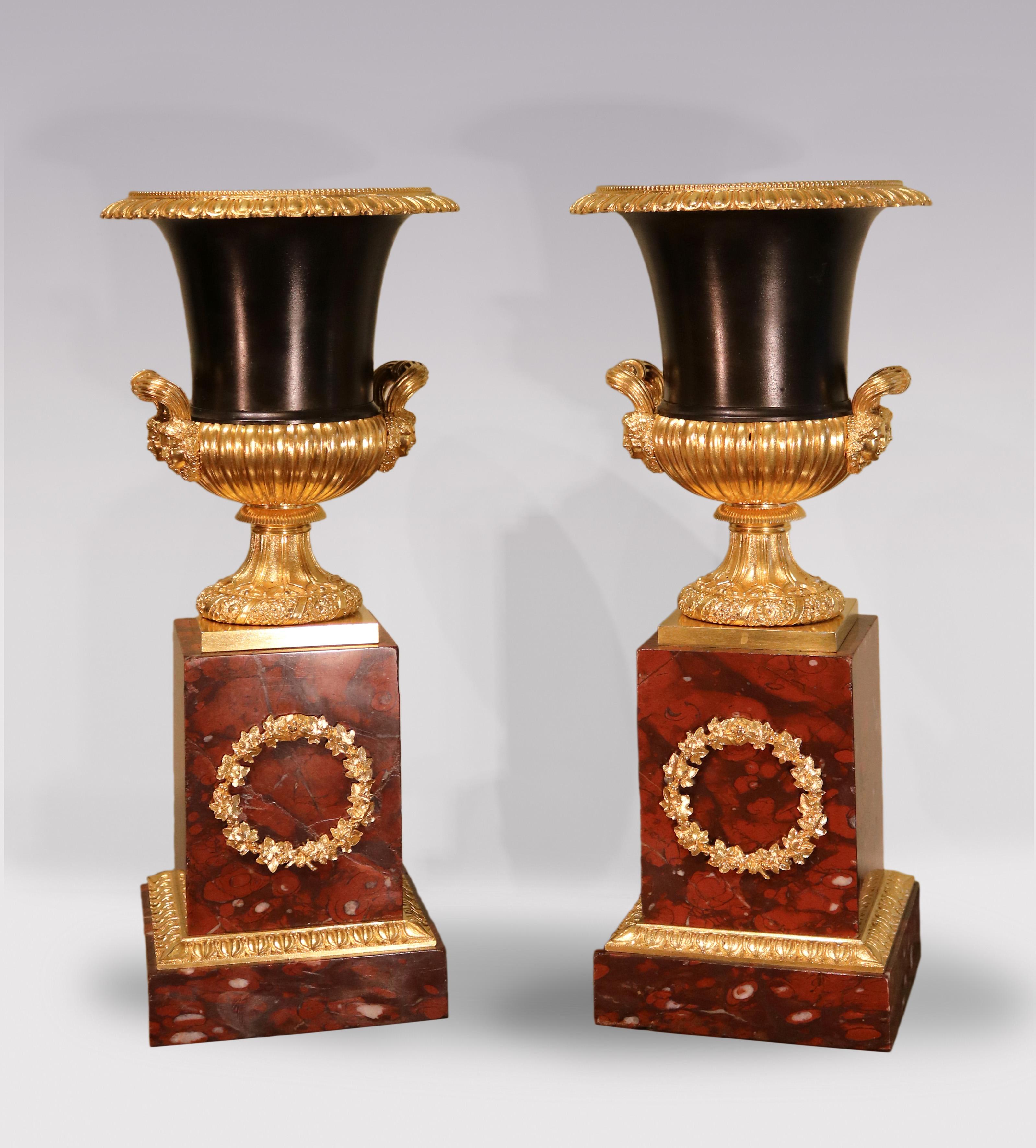 Bronzo Antique French dell'inizio del XIX secolo, orologio con guarnizione in marmo rosso e ormolu in vendita