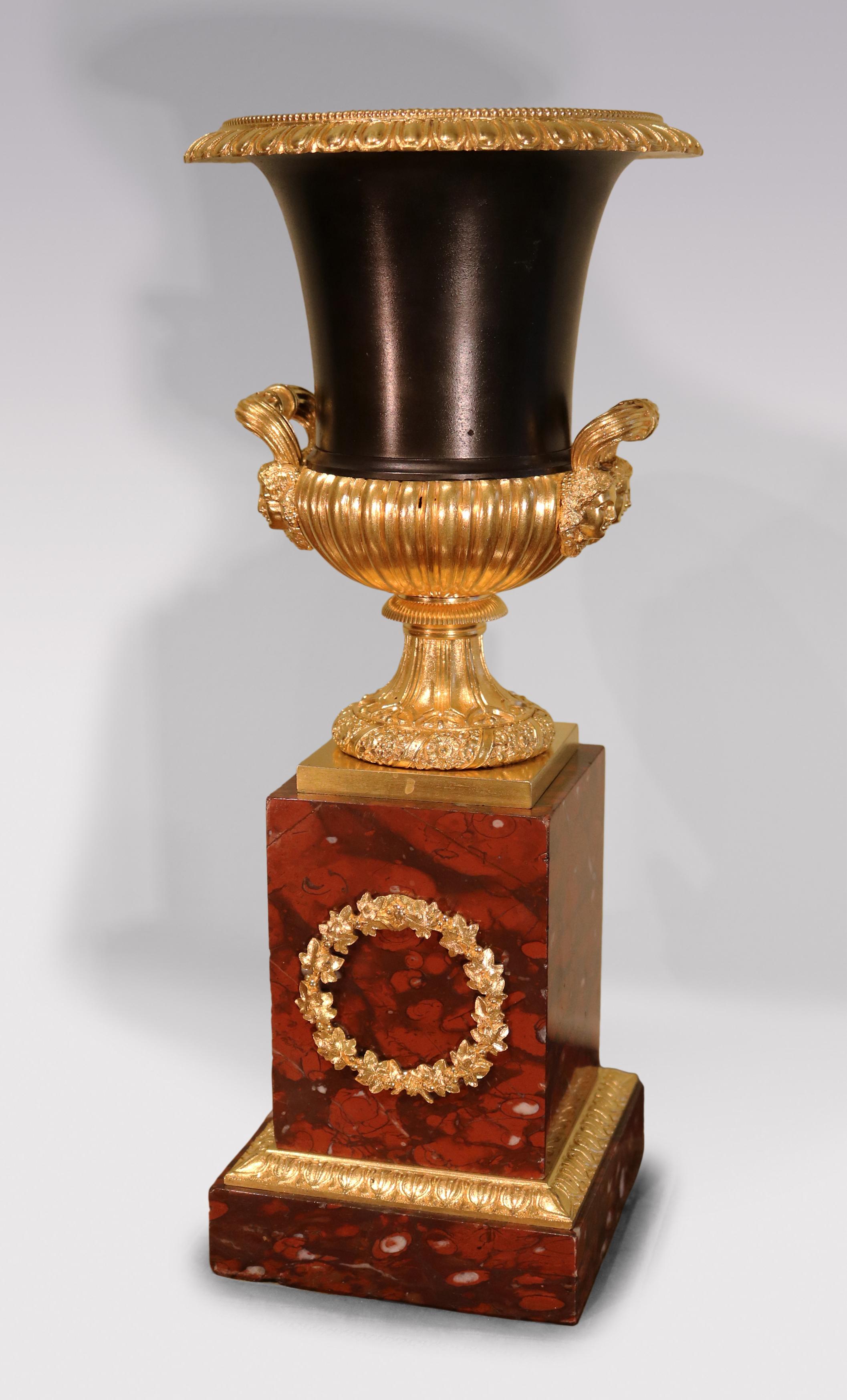 Antique French dell'inizio del XIX secolo, orologio con guarnizione in marmo rosso e ormolu in vendita 1