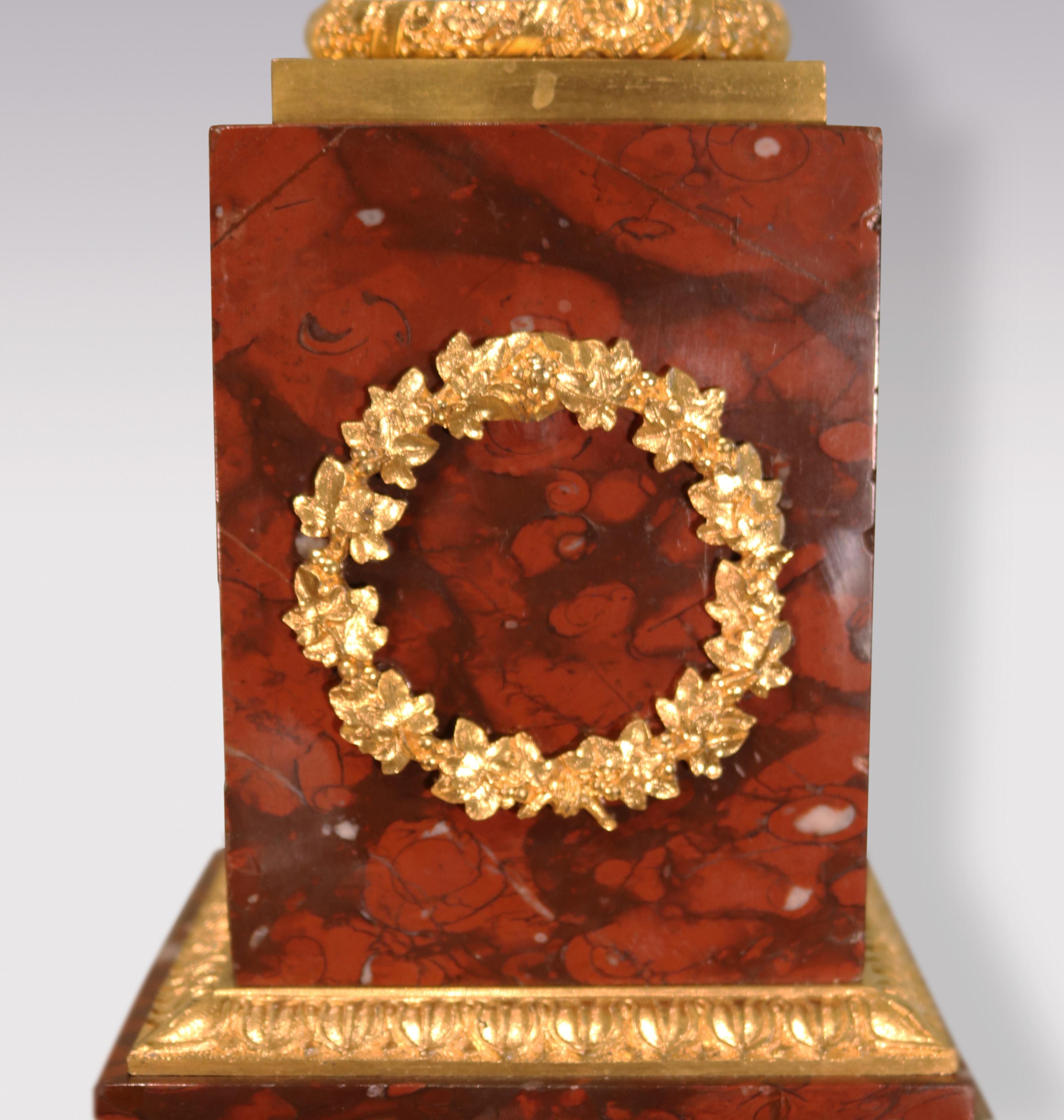 Antique French dell'inizio del XIX secolo, orologio con guarnizione in marmo rosso e ormolu in vendita 3
