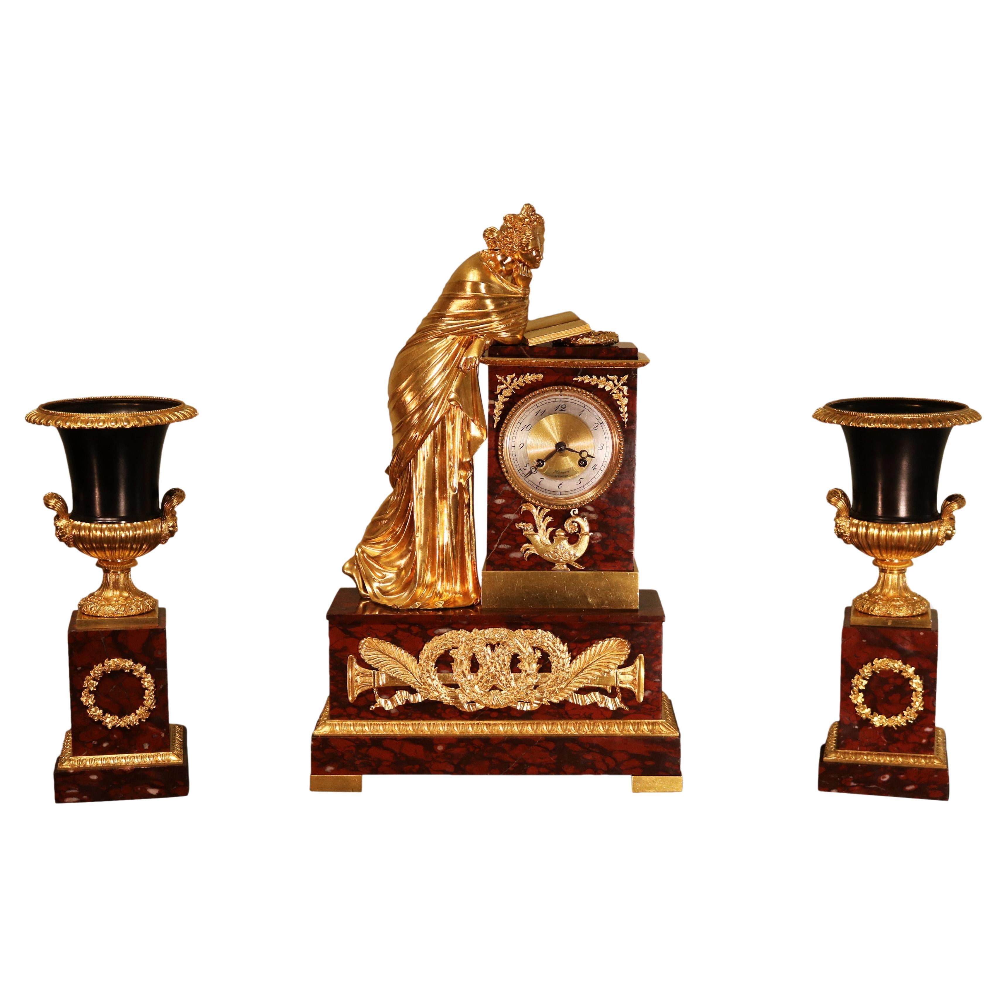 Antiquité du début du 19e siècle, pendule française en marbre rouge et bronze doré.