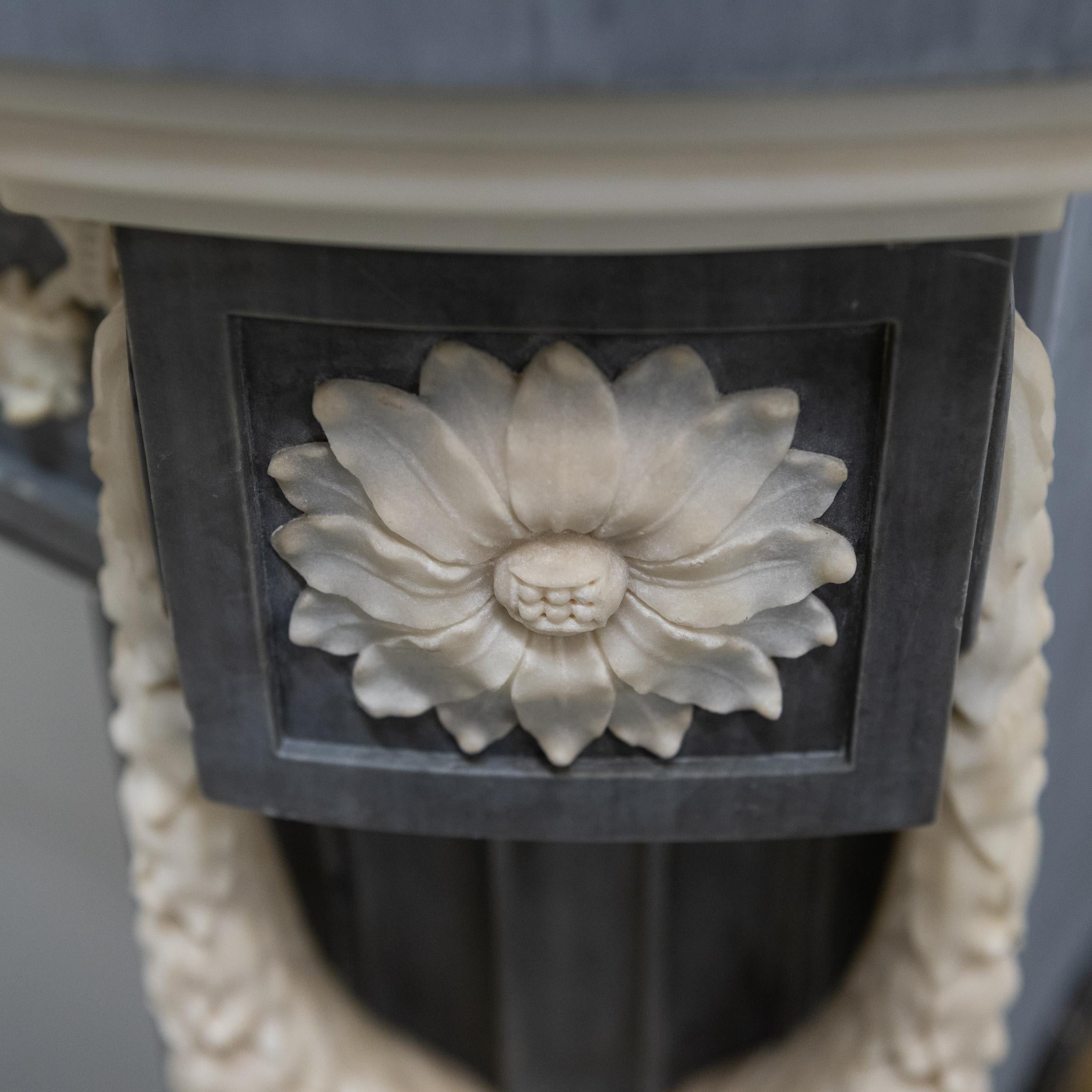 Cheminée ancienne du début du 19e siècle de style français en marbre gris en vente 3