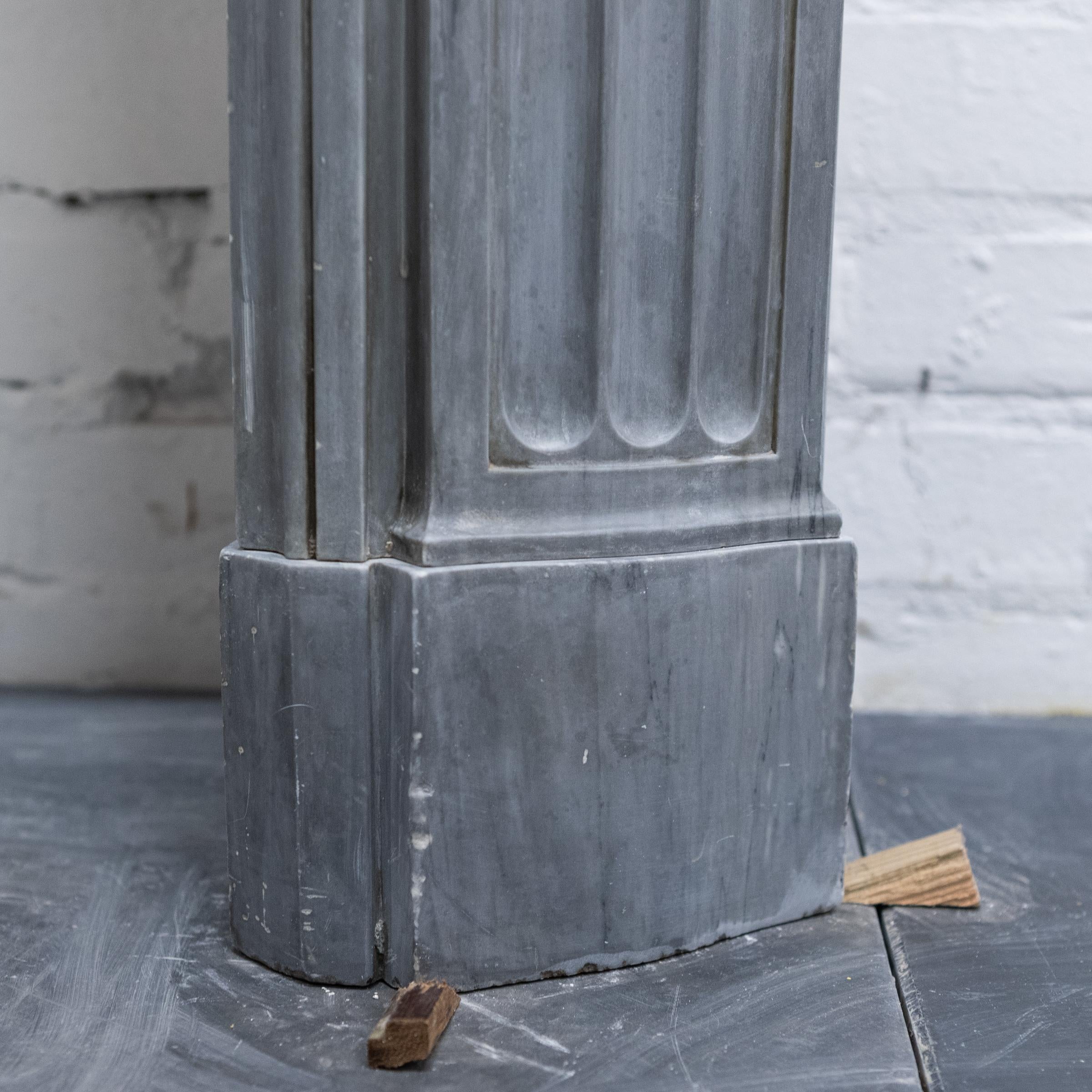 Envolvente de chimenea de mármol gris antiguo de principios del siglo XIX de estilo francés en venta 5