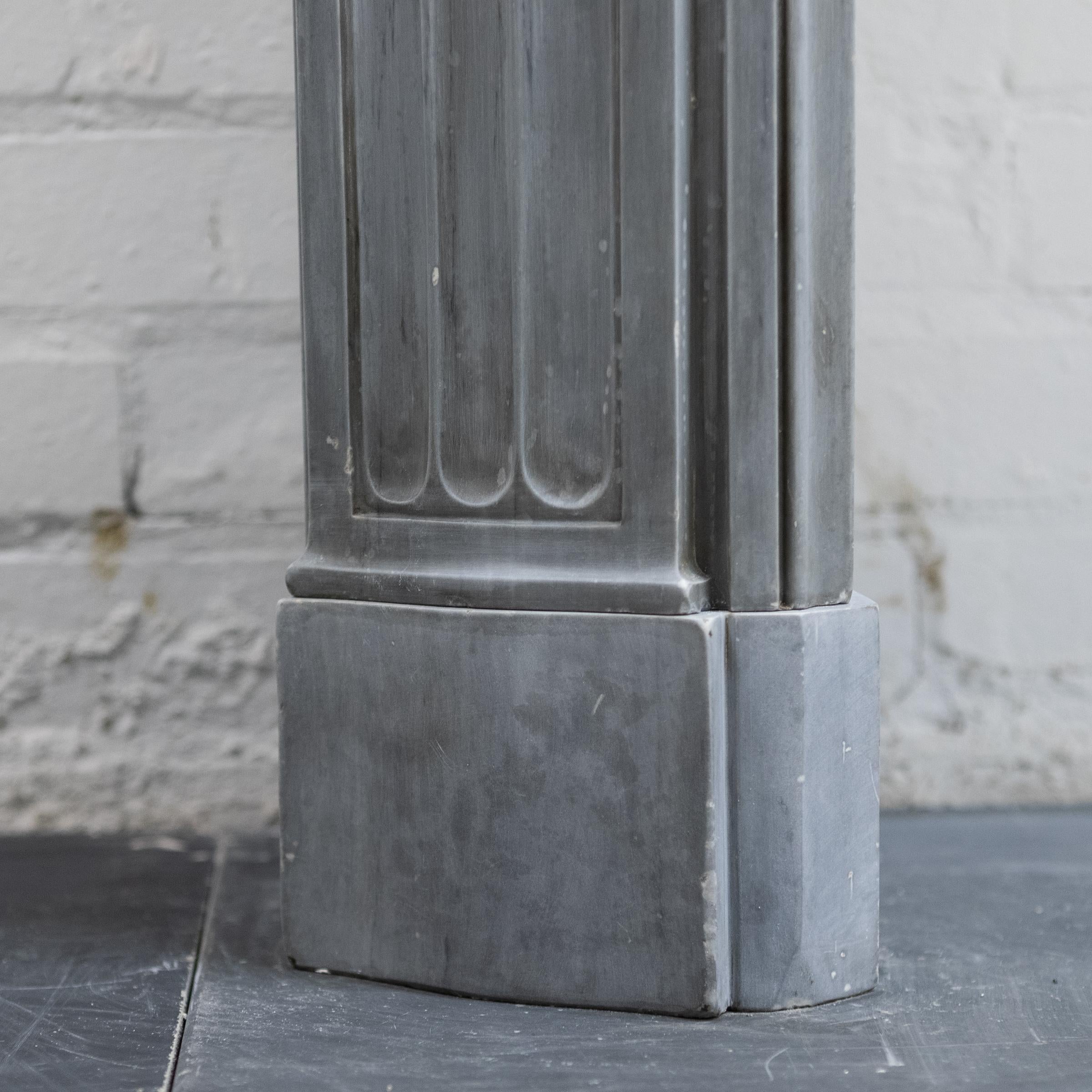 XIXe siècle Cheminée ancienne du début du 19e siècle de style français en marbre gris en vente
