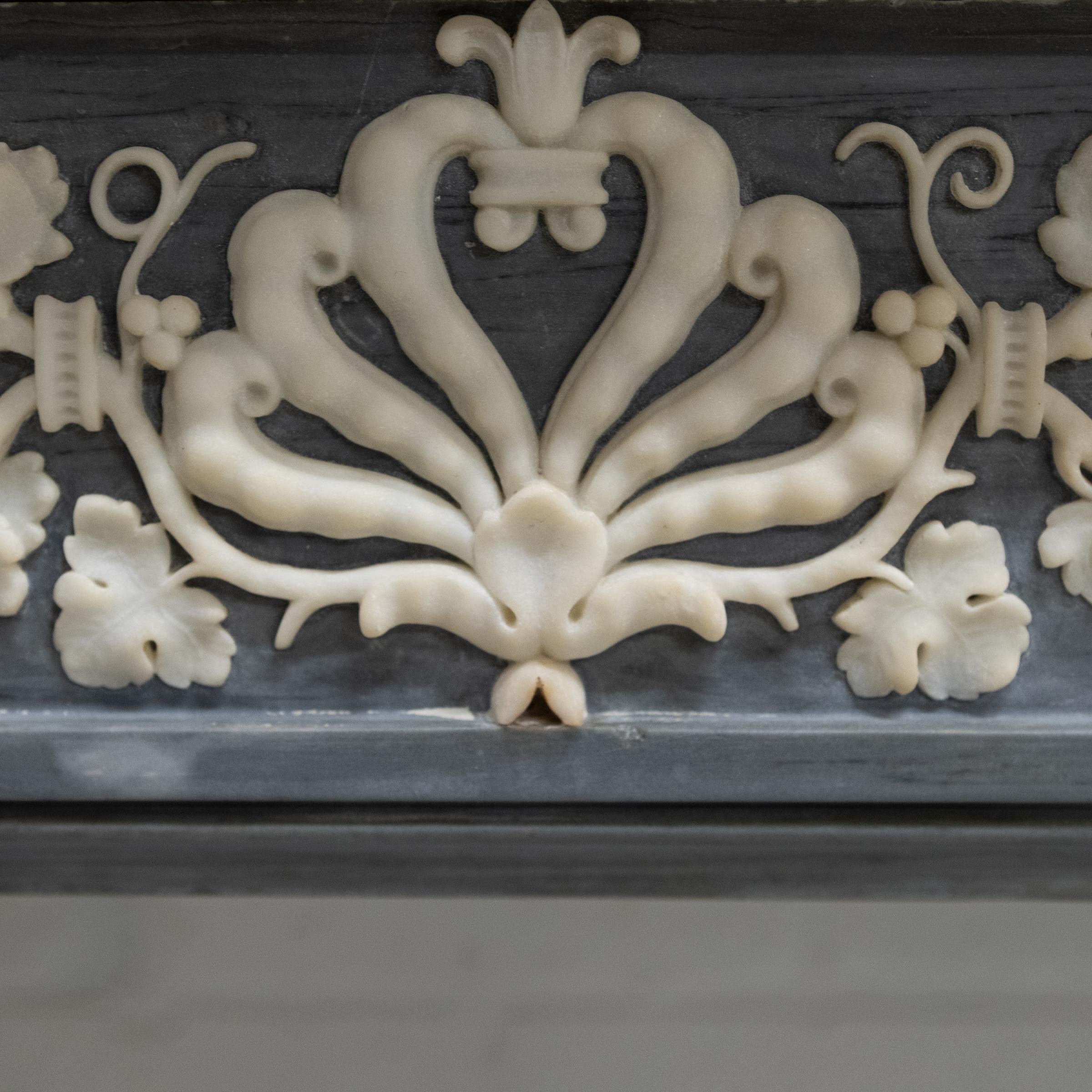 Marbre Cheminée ancienne du début du 19e siècle de style français en marbre gris en vente
