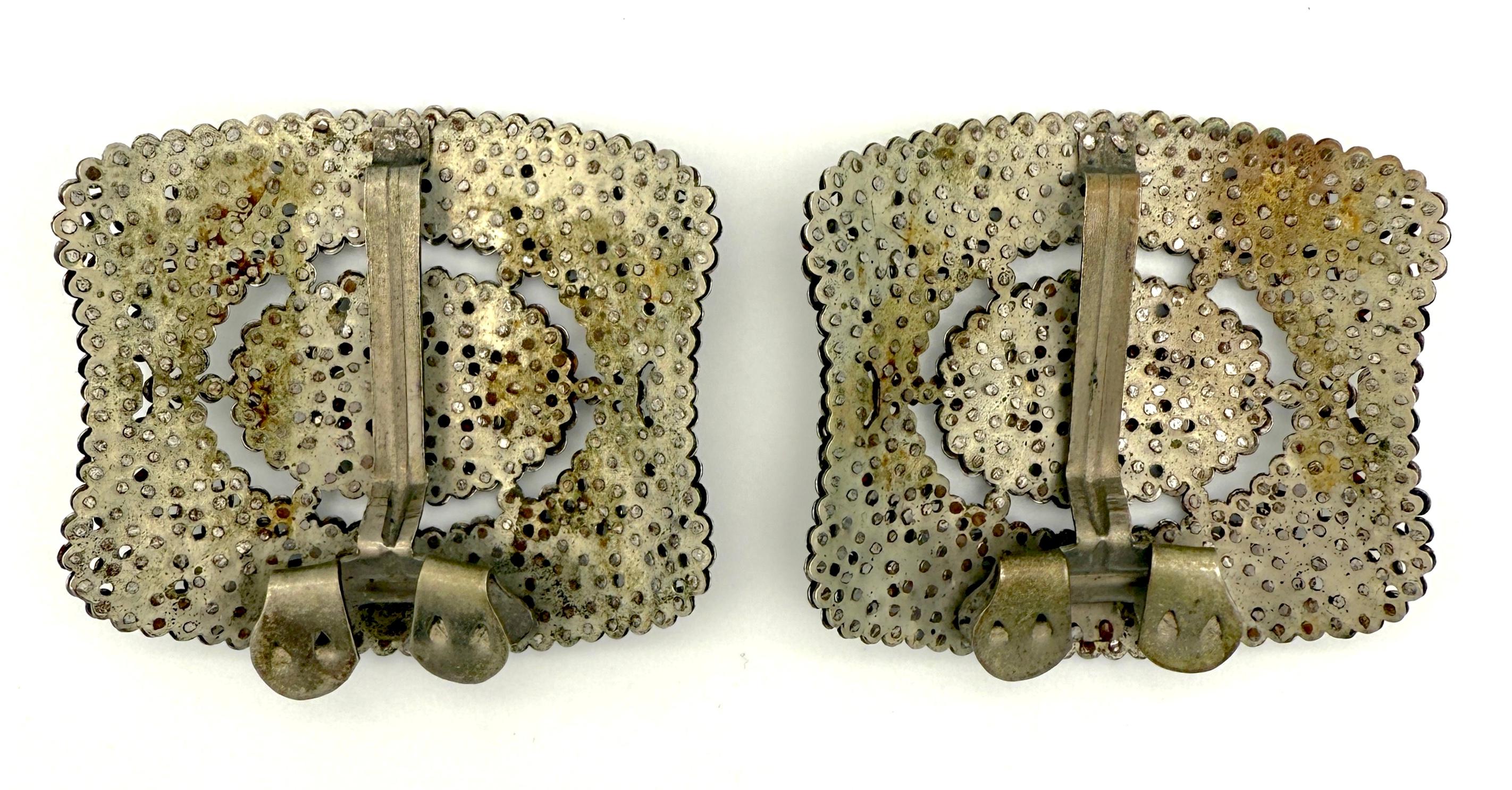 Diese exquisiten georgianischen Schuhschnallen mit ausgeschnittenem Design wurden im 1. Quartal des 19. Jahrhunderts hergestellt. Mehr als siebenhundert facettierte Stahlnägel sind auf die Metallgrundplatten der Schnallen genietet worden. Das Design