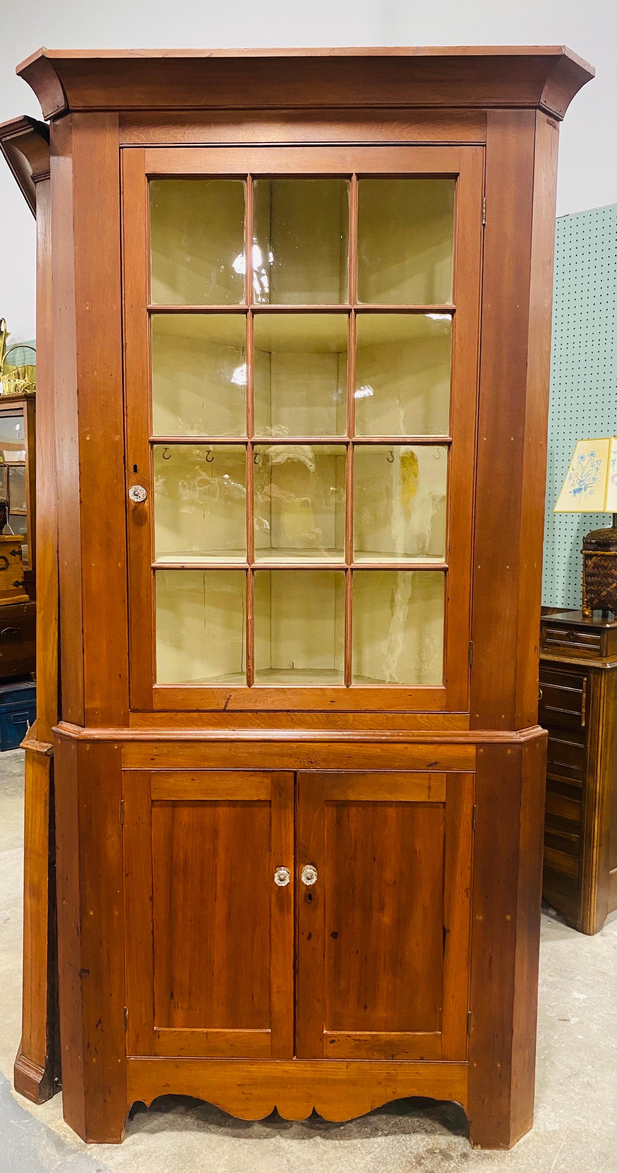 Meuble d'angle américain ancien du début du 19e siècle fait à la main en vente 2
