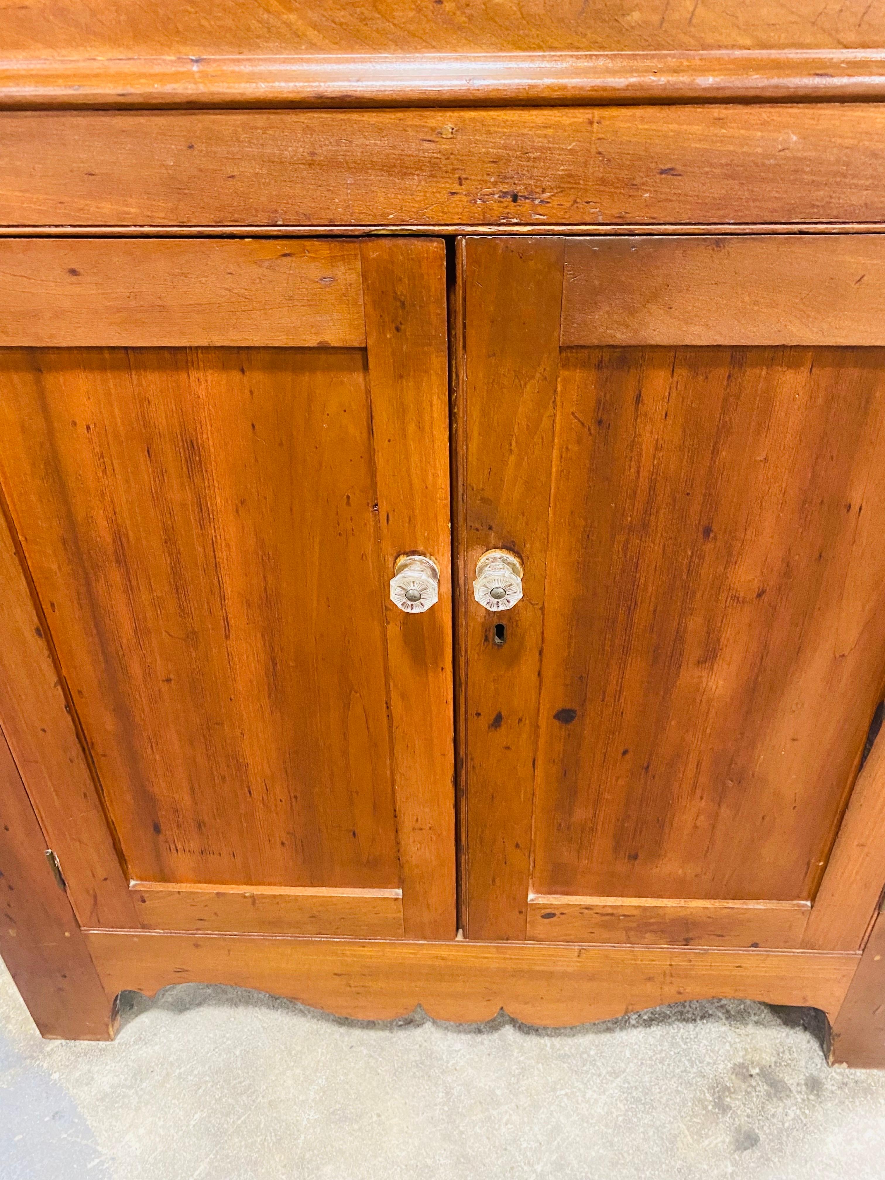 Américain Meuble d'angle américain ancien du début du 19e siècle fait à la main en vente
