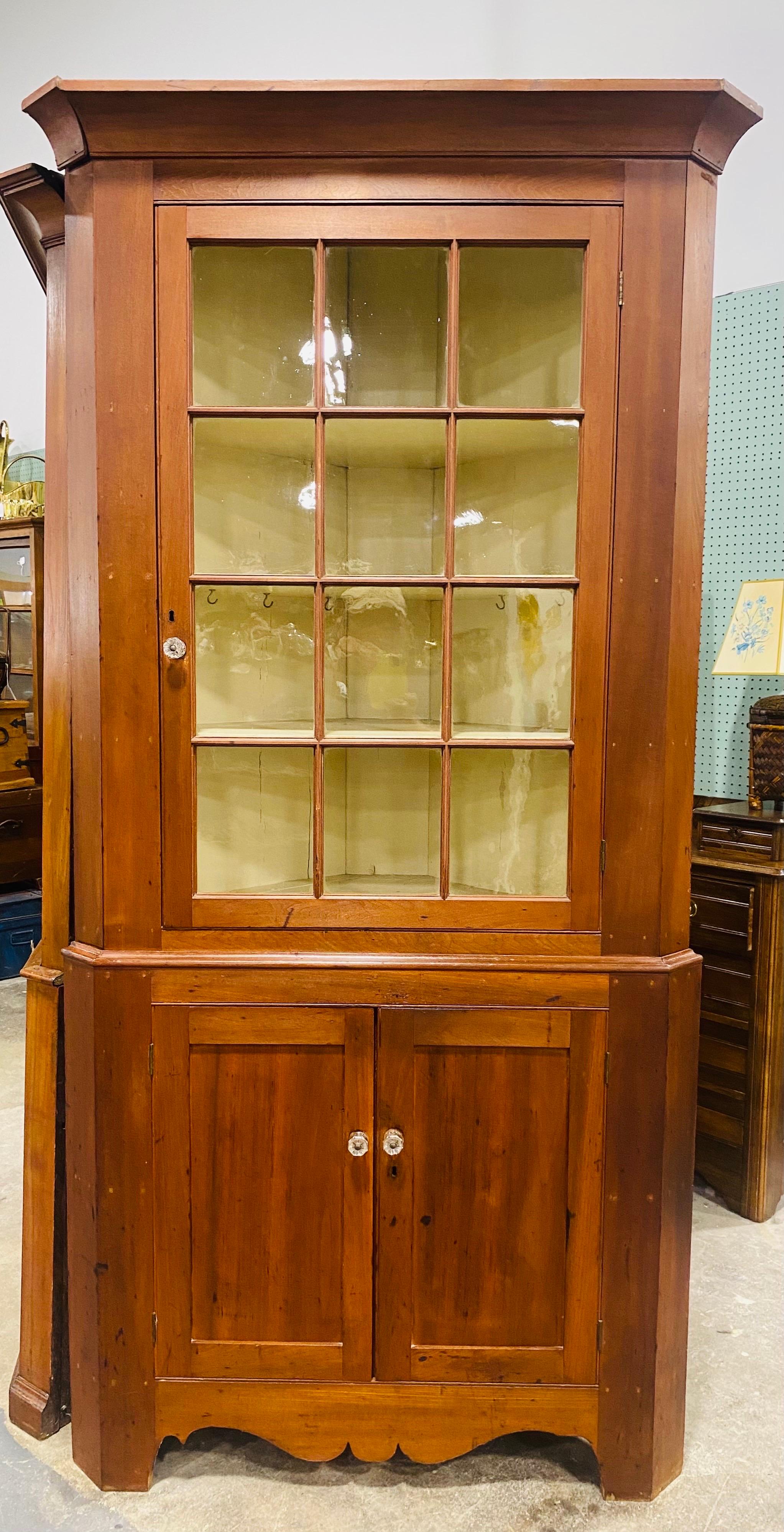 Fait main Meuble d'angle américain ancien du début du 19e siècle fait à la main en vente