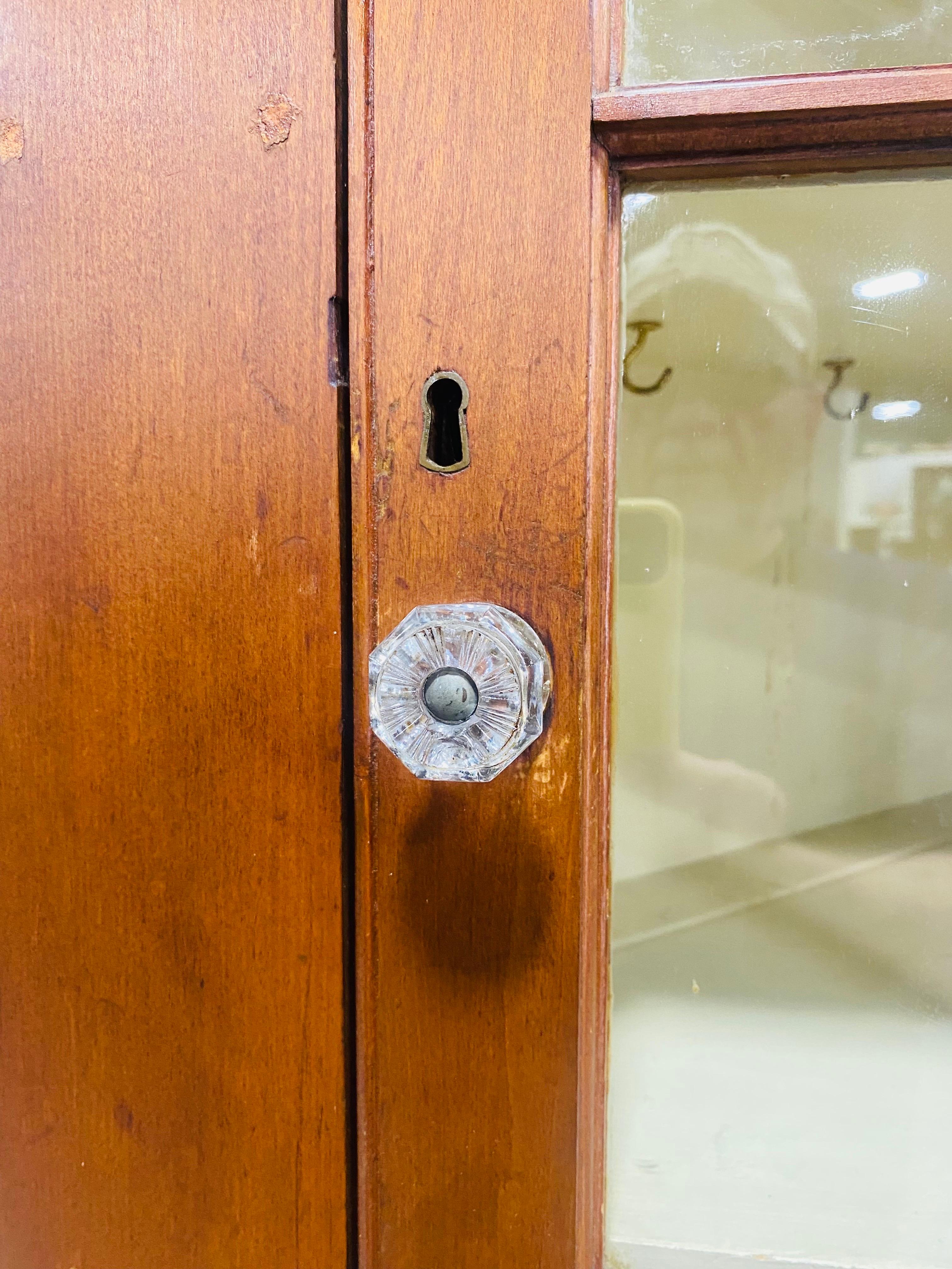 Meuble d'angle américain ancien du début du 19e siècle fait à la main en vente 1