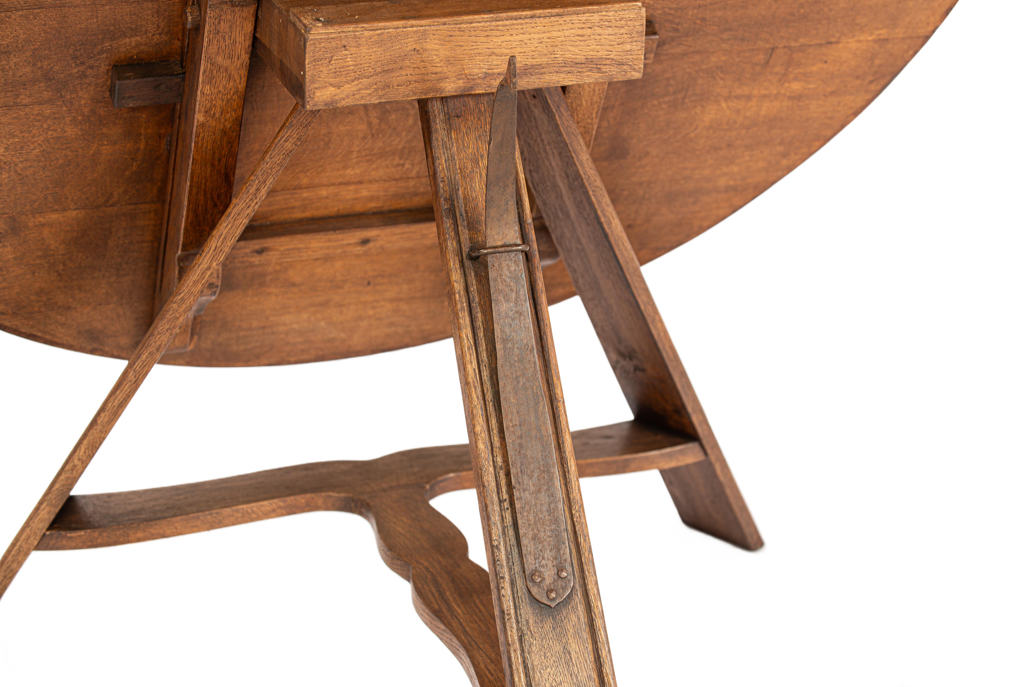 Antique  early 19th century honey color solid oak Dutch Titl top round table 8