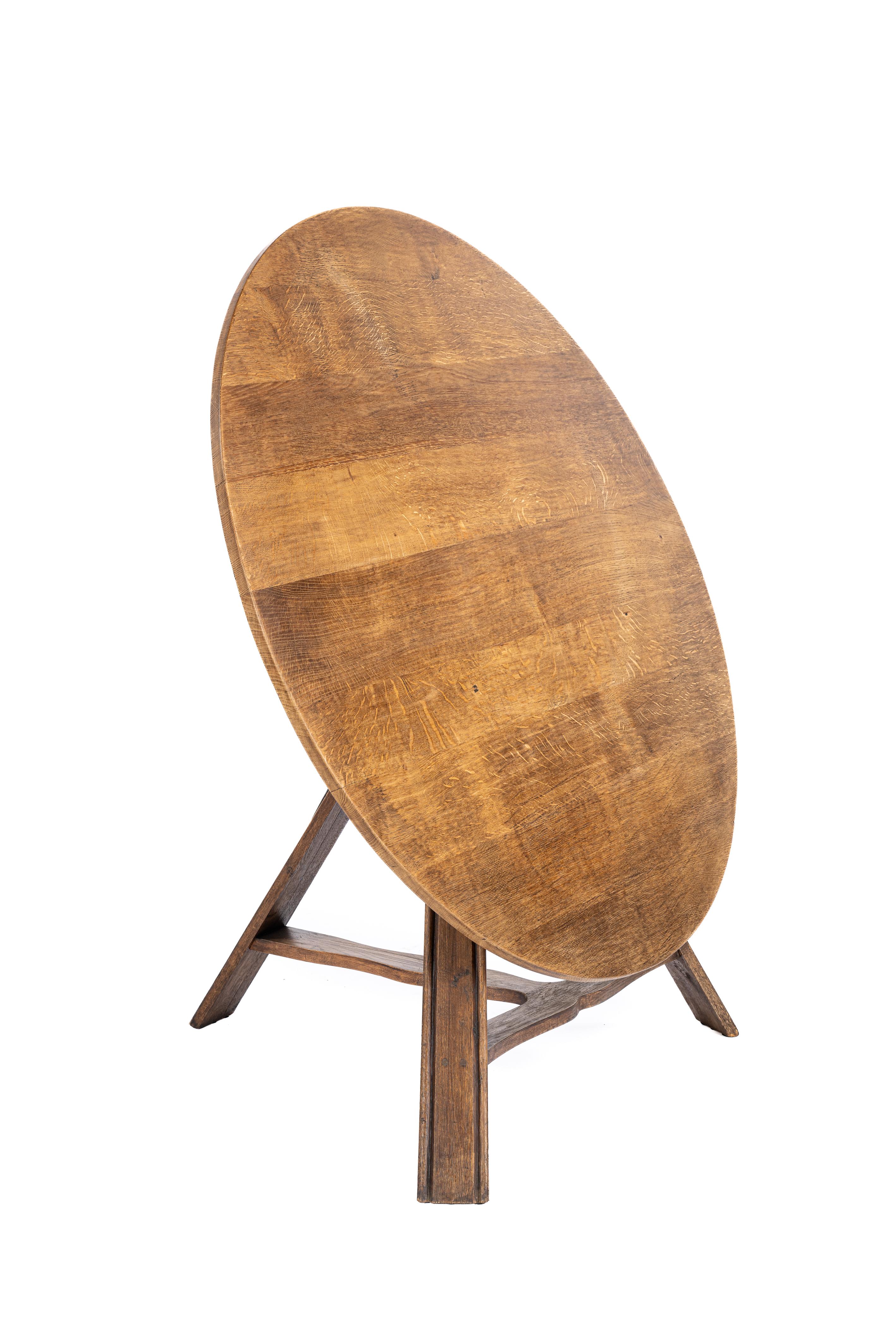 This beautiful antique Dutch tilt-top table dates back to the early 19th century, around 1820. It is crafted entirely from high-quality solid European summer oak. The table features a round top that tilts, allowing it to take up less space when not