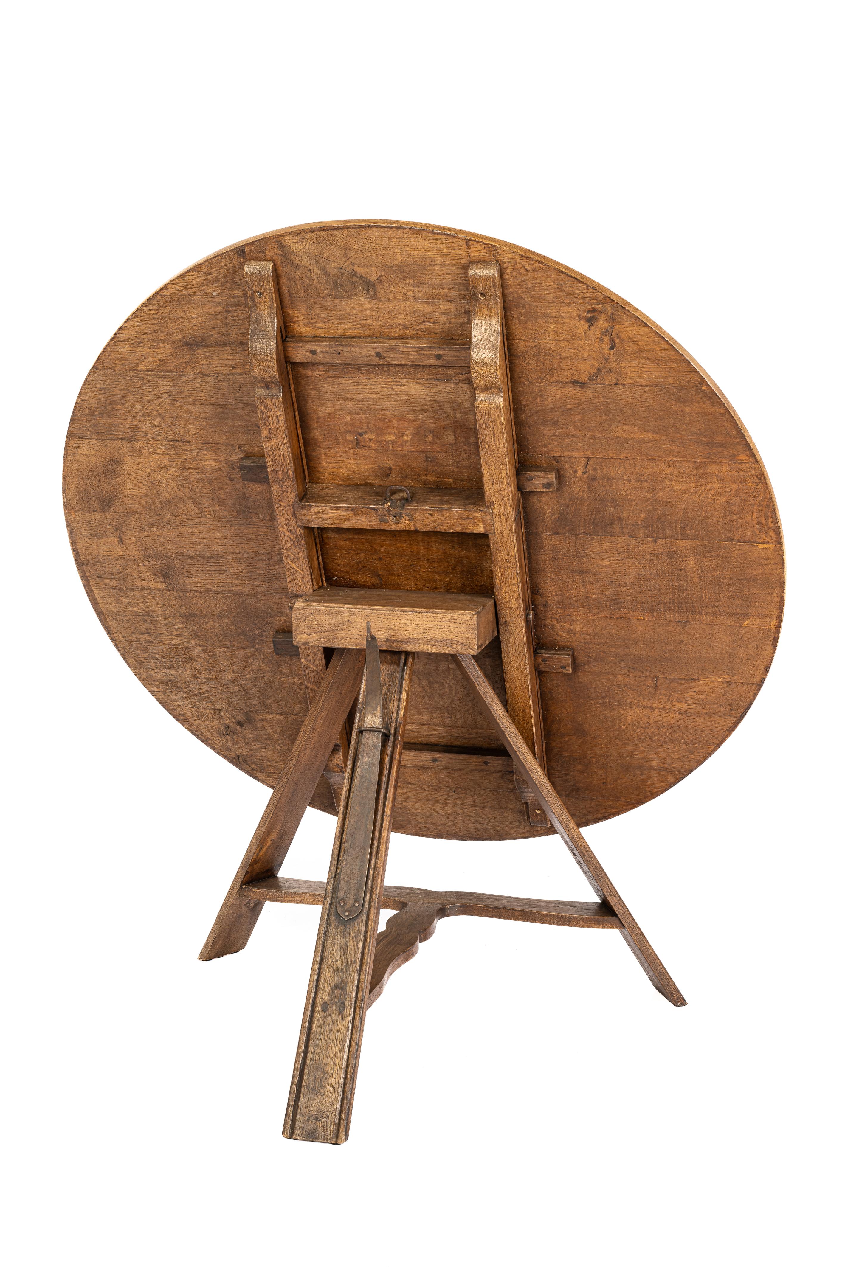 Antique  early 19th century honey color solid oak Dutch Titl top round table In Good Condition In Casteren, NL