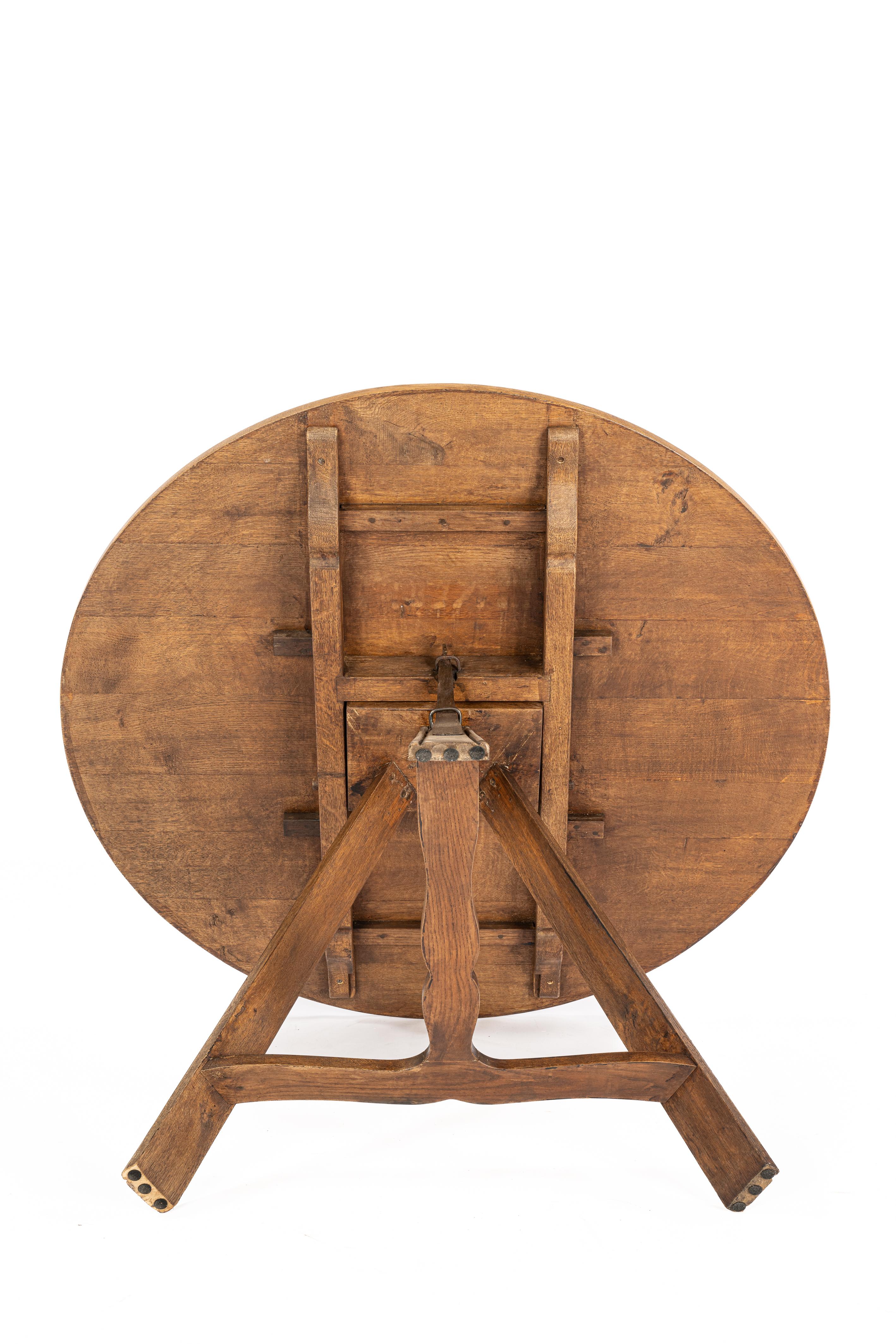 Antique  early 19th century honey color solid oak Dutch Titl top round table 2