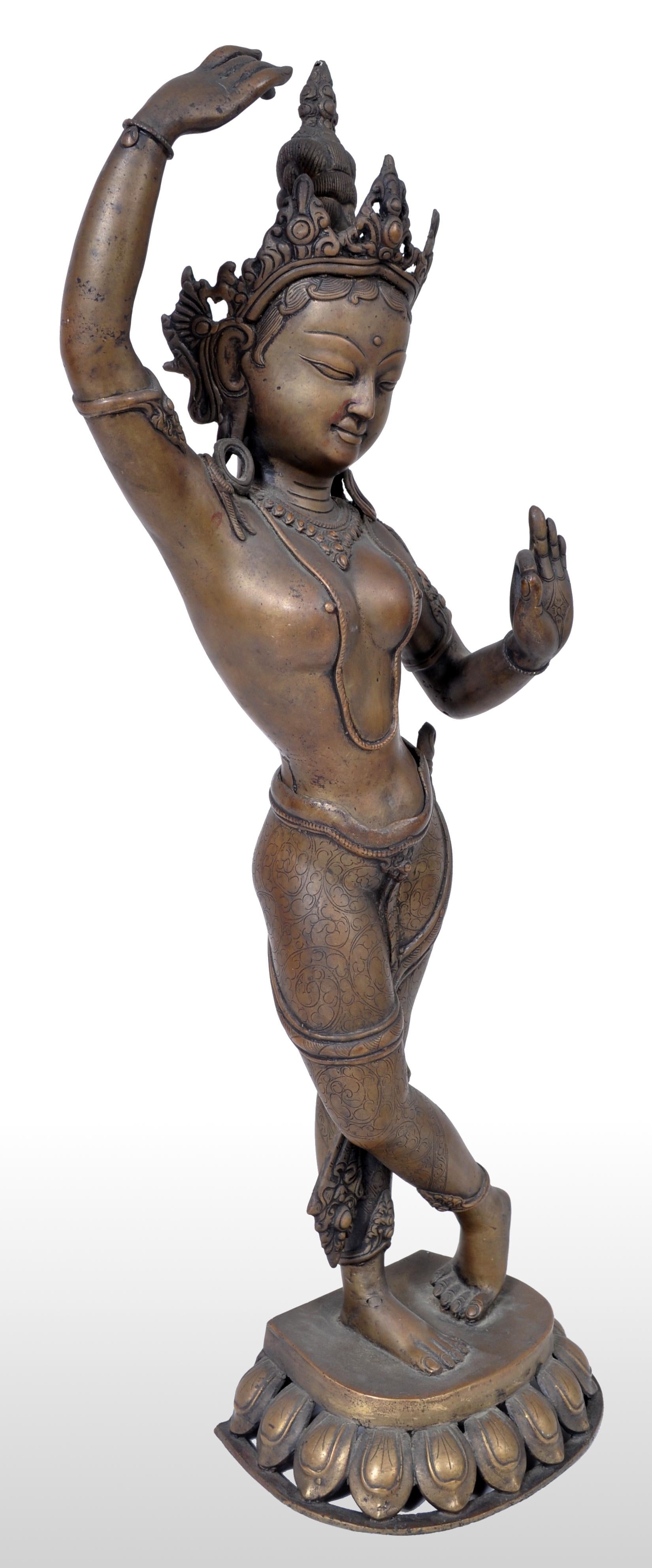 Figure ancienne en bronze indien du début du 19e siècle représentant Lakshmi, vers 1800. Cette figurine en bronze de grande taille représente Lakshmi portant une coiffe ornée et prenant une pose dansante. La figure est posée sur une base en forme de