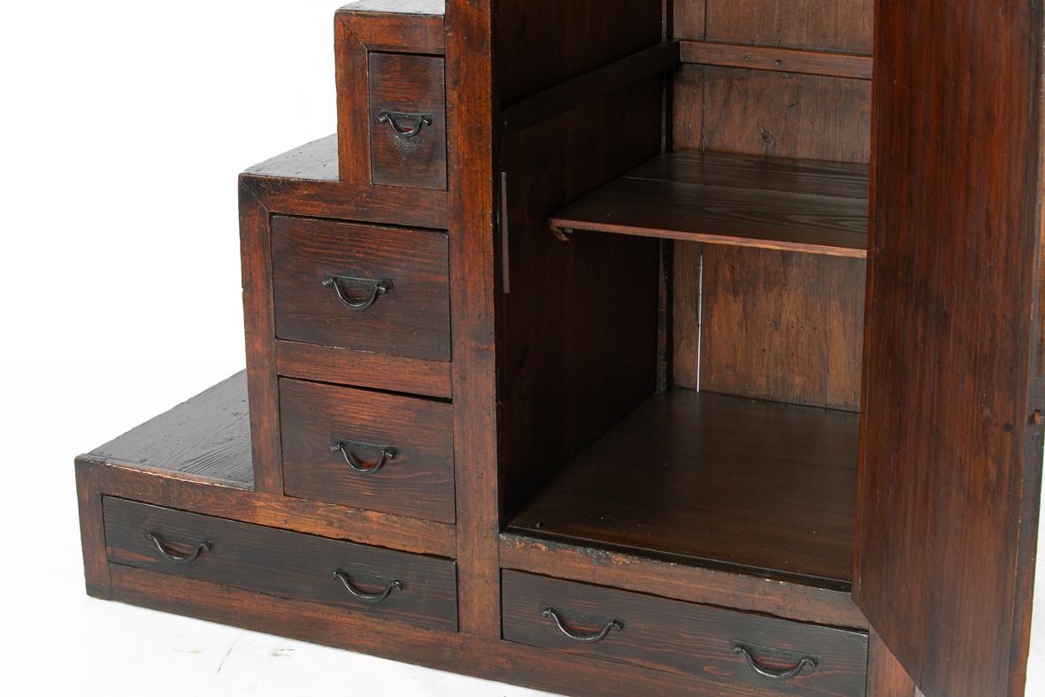 Ancienne commode japonaise Kaidan Dansu du début du 19ème siècle en pin brun chaud en vente 6